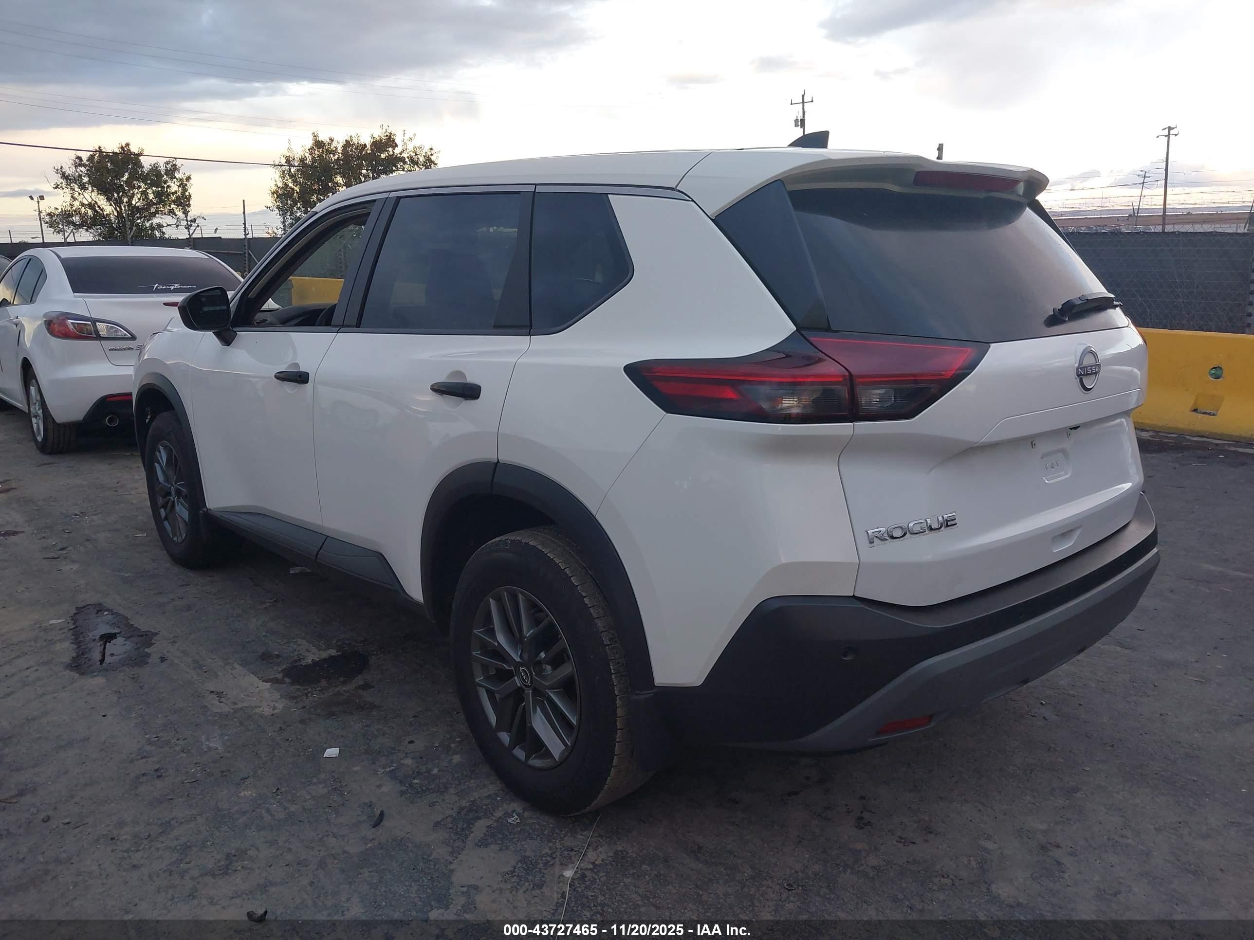 NISSAN ROGUE image 3