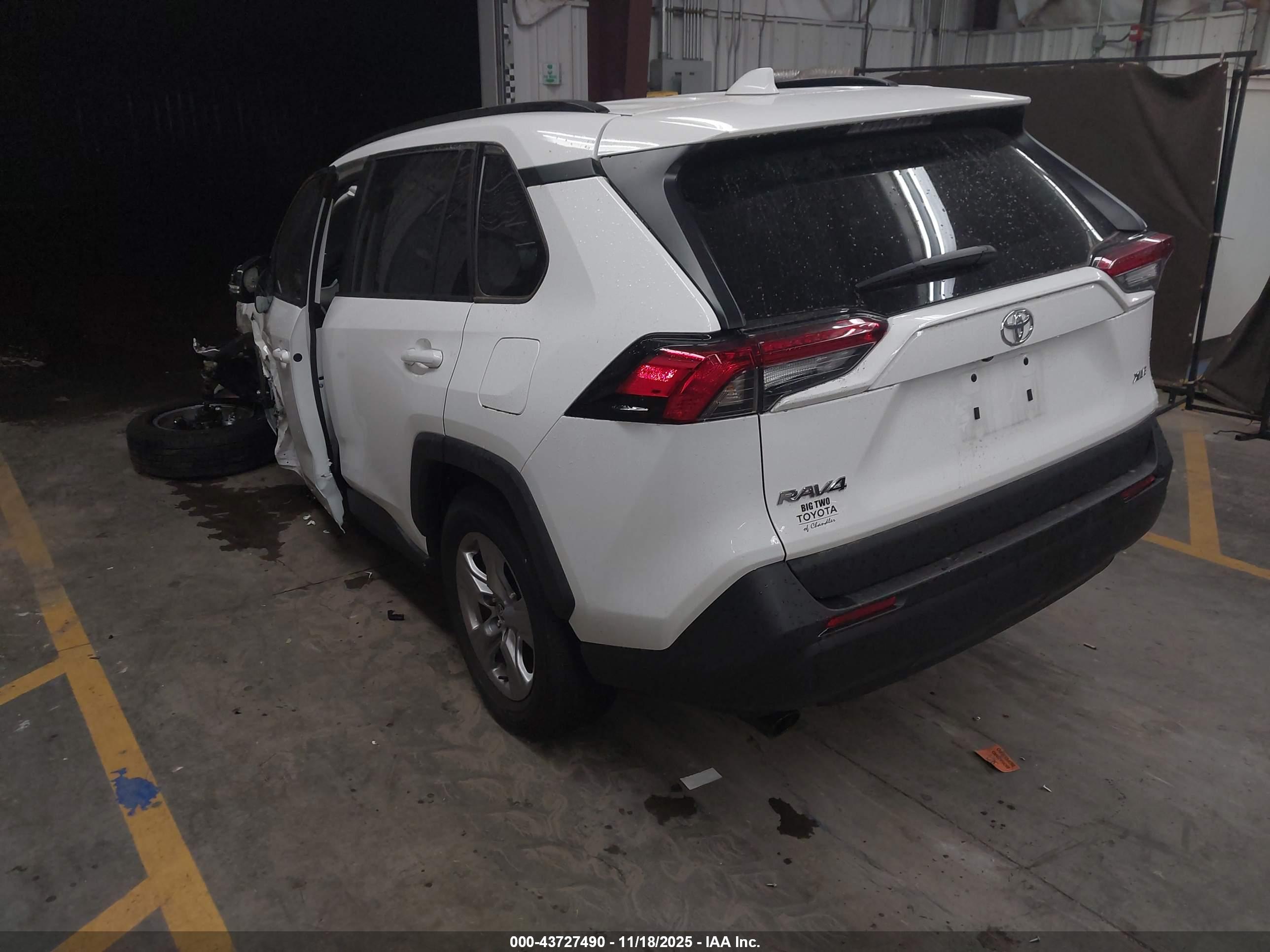 TOYOTA RAV4 image 3