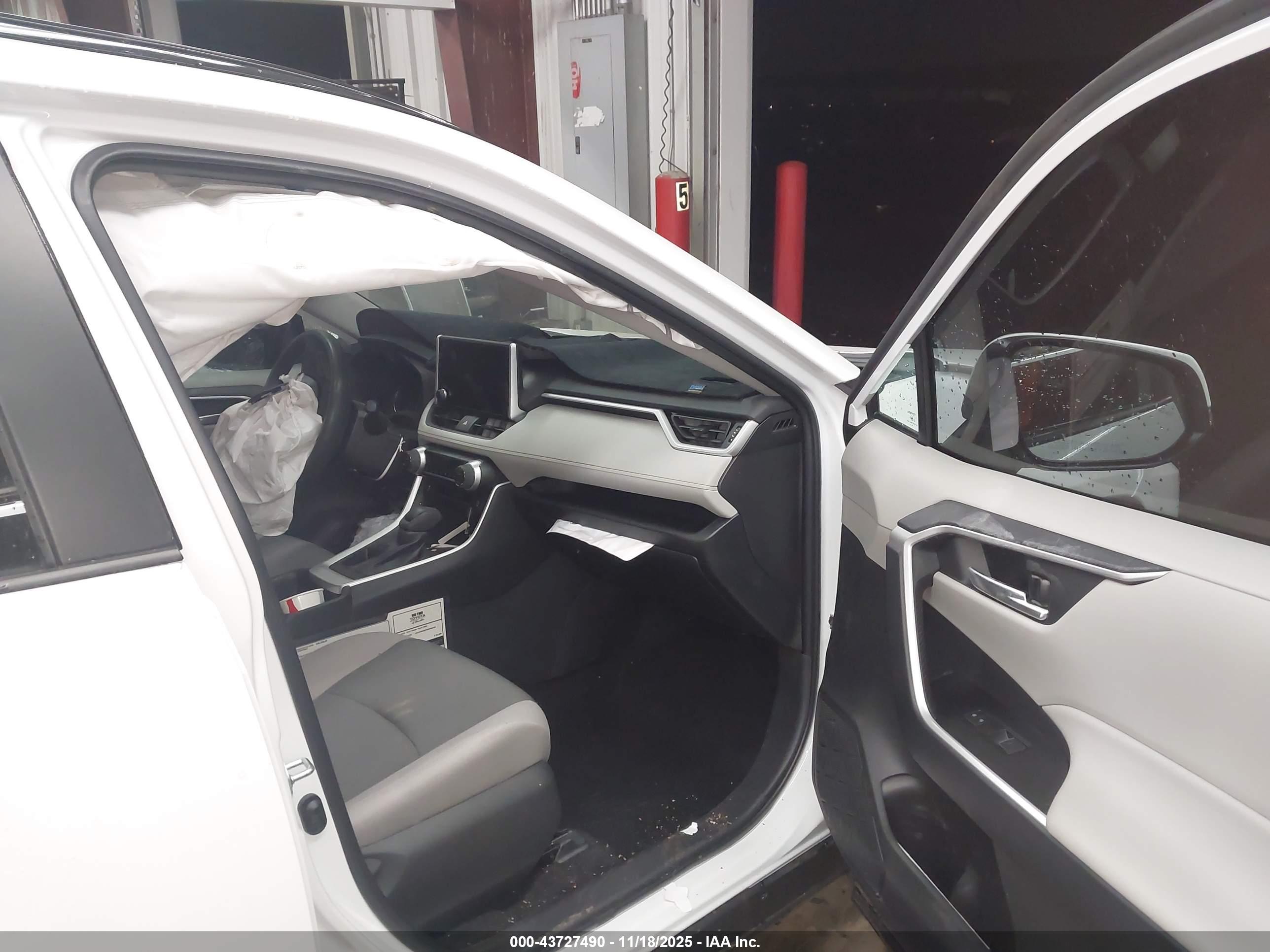 TOYOTA RAV4 image 5