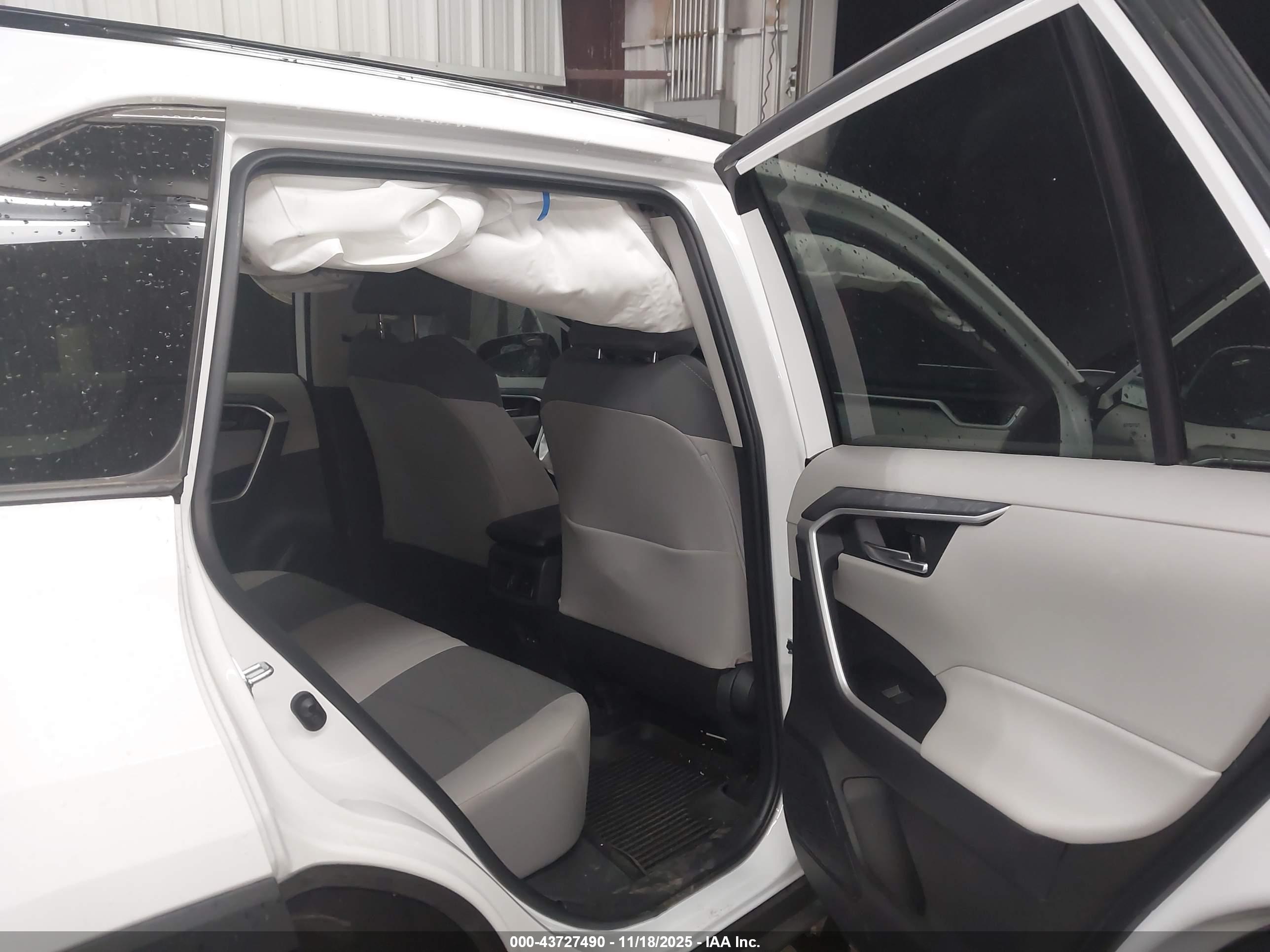 TOYOTA RAV4 image 8