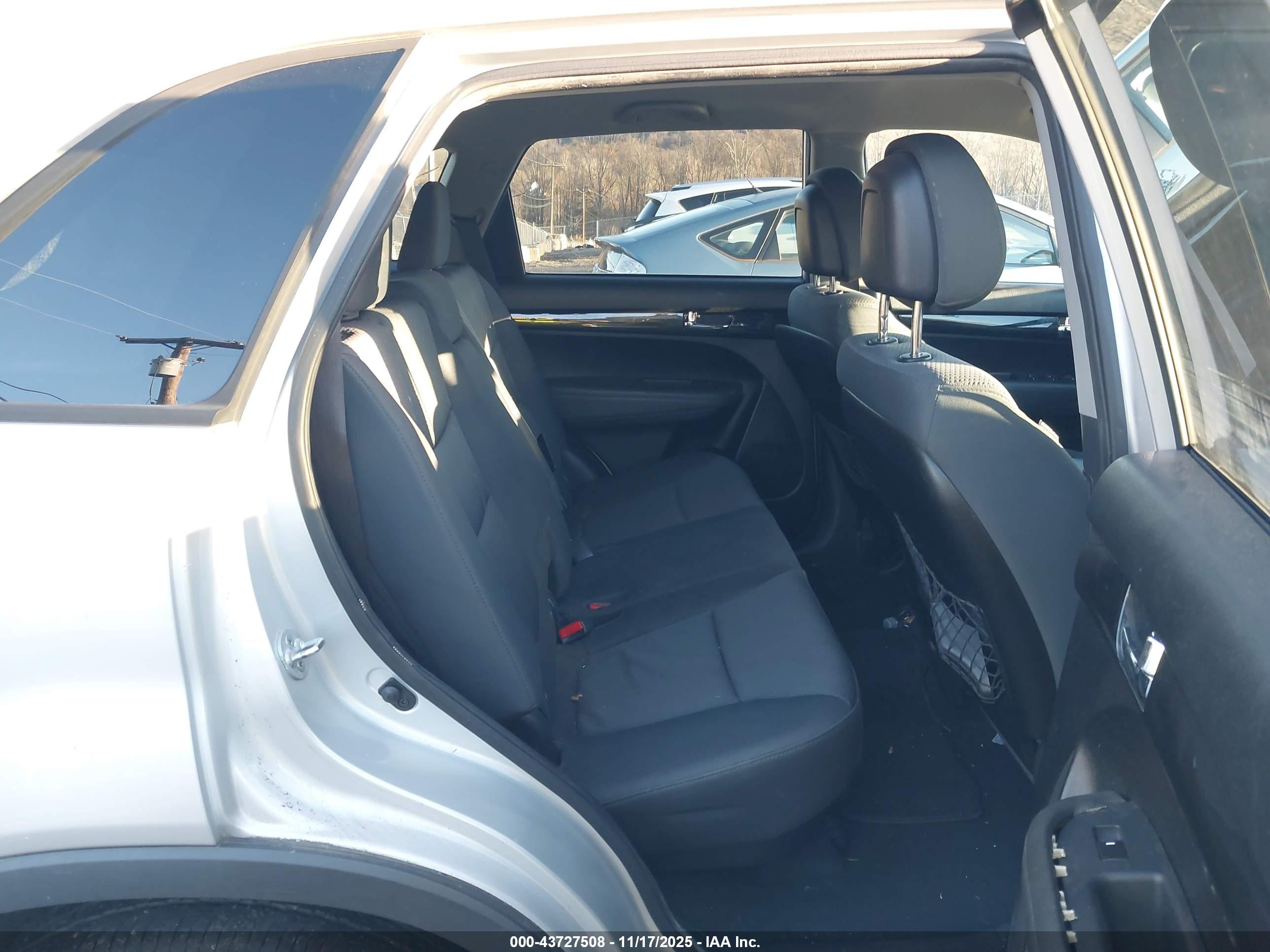 KIA SORENTO image 8