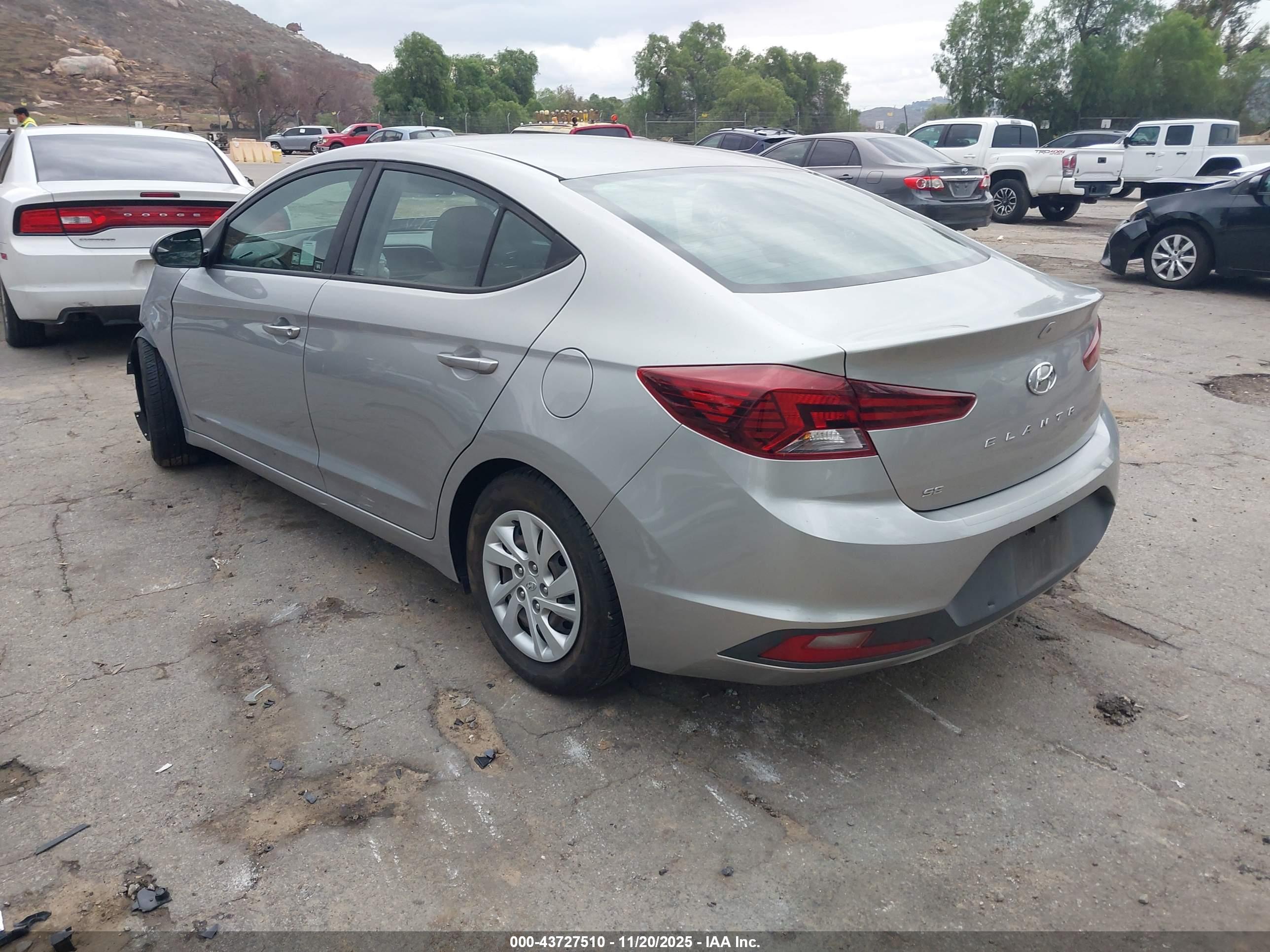 HYUNDAI ELANTRA image 3