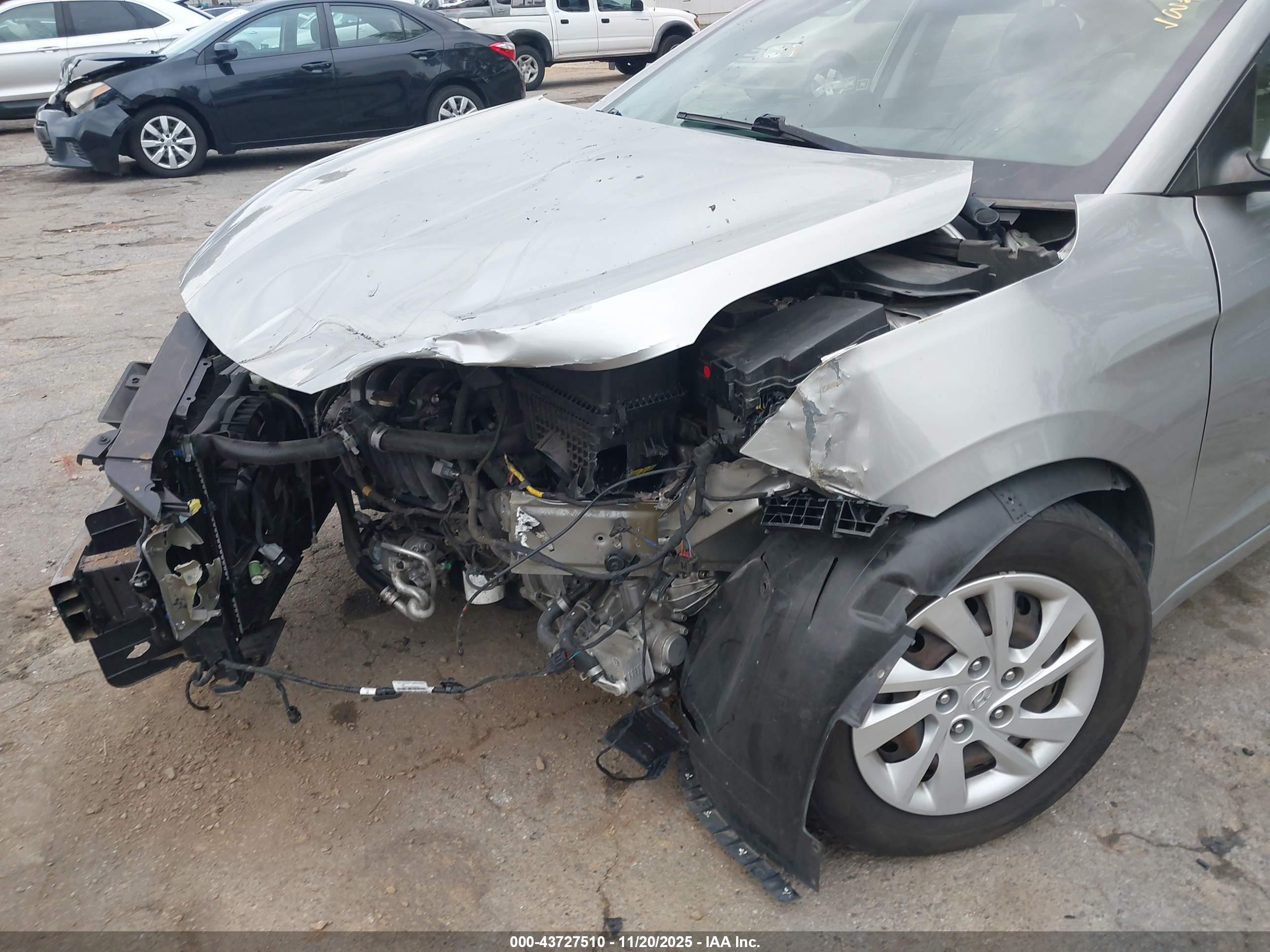 HYUNDAI ELANTRA image 6