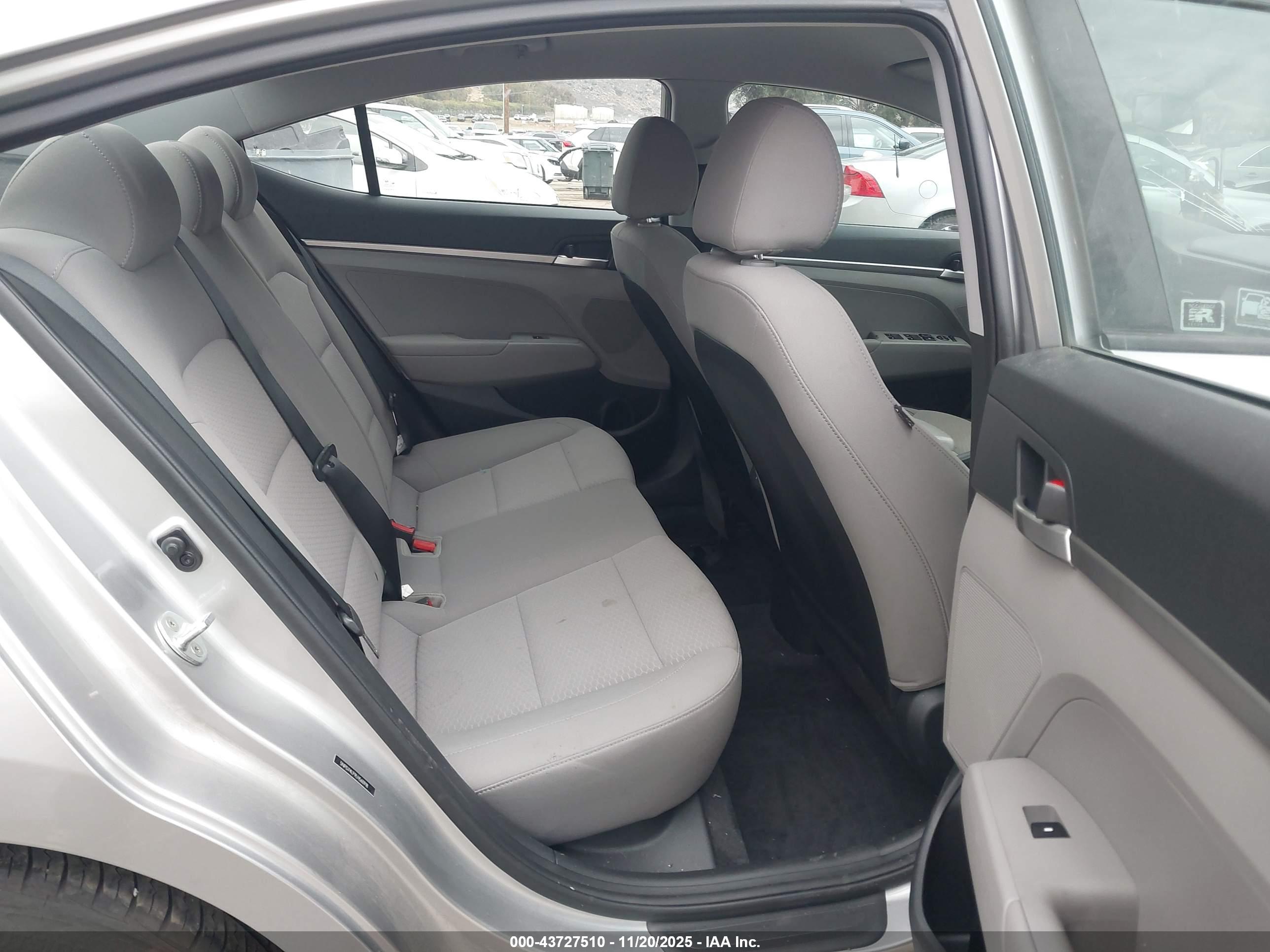 HYUNDAI ELANTRA image 8