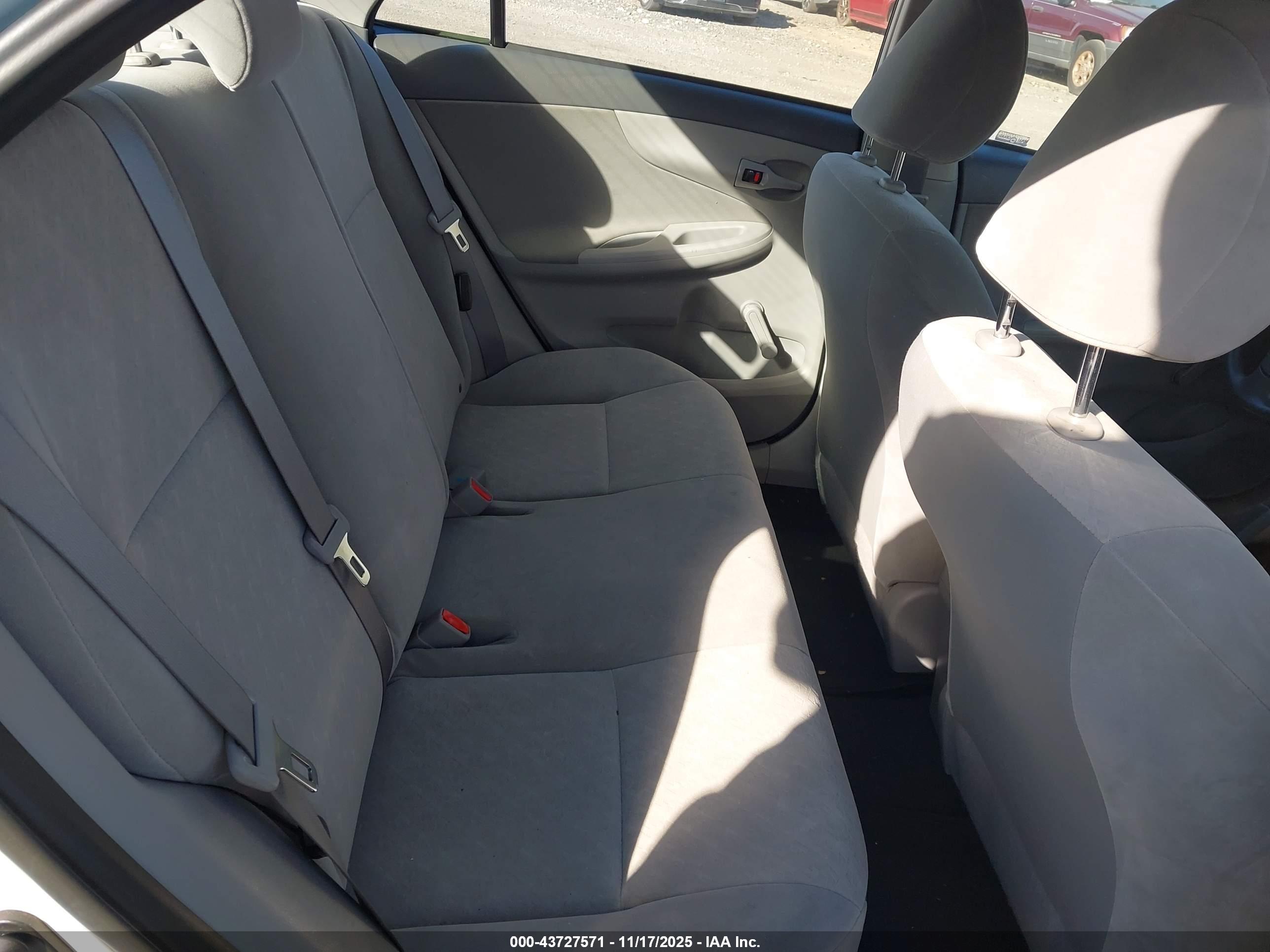 TOYOTA COROLLA image 8