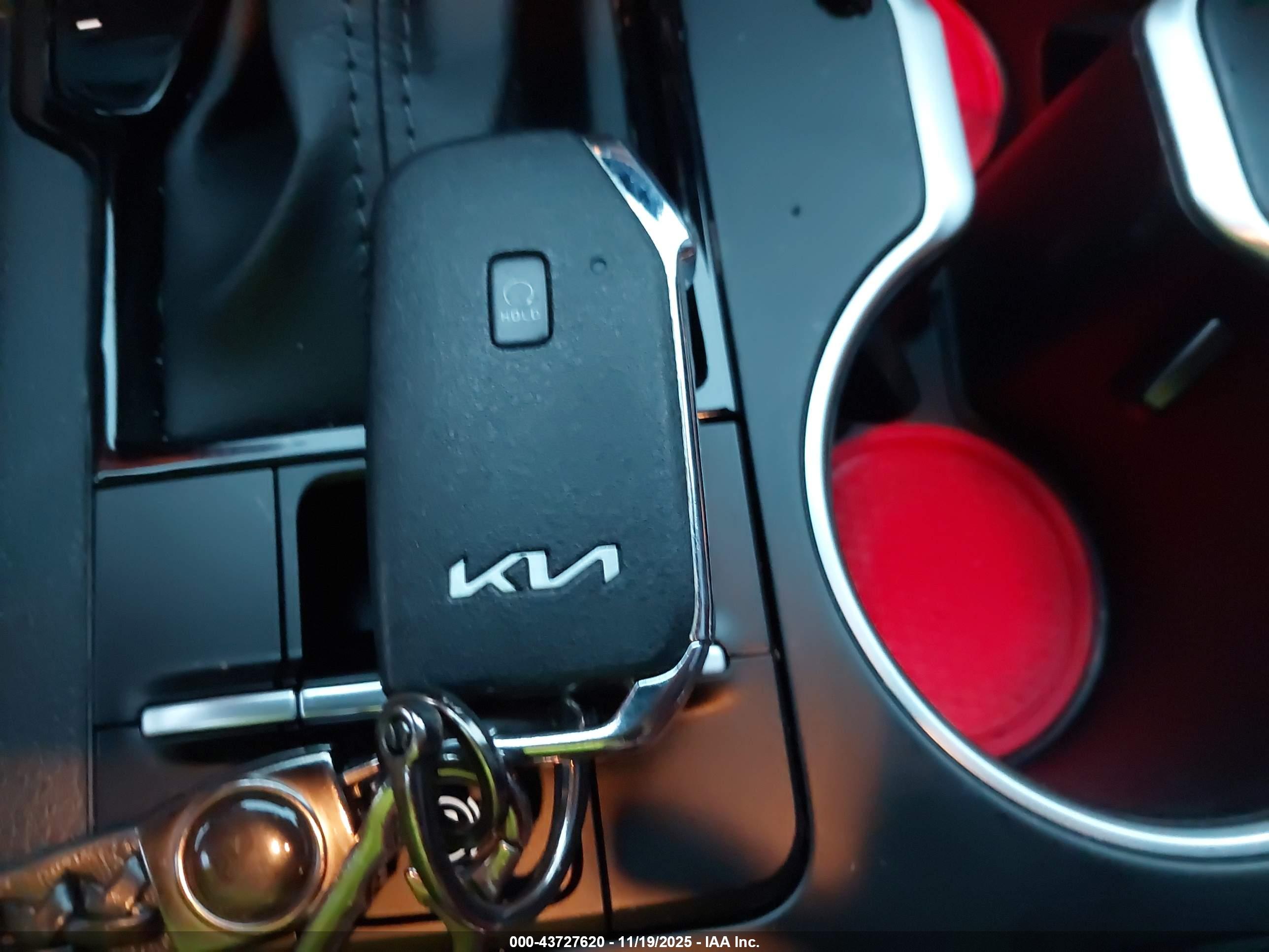 KIA K5 image 11