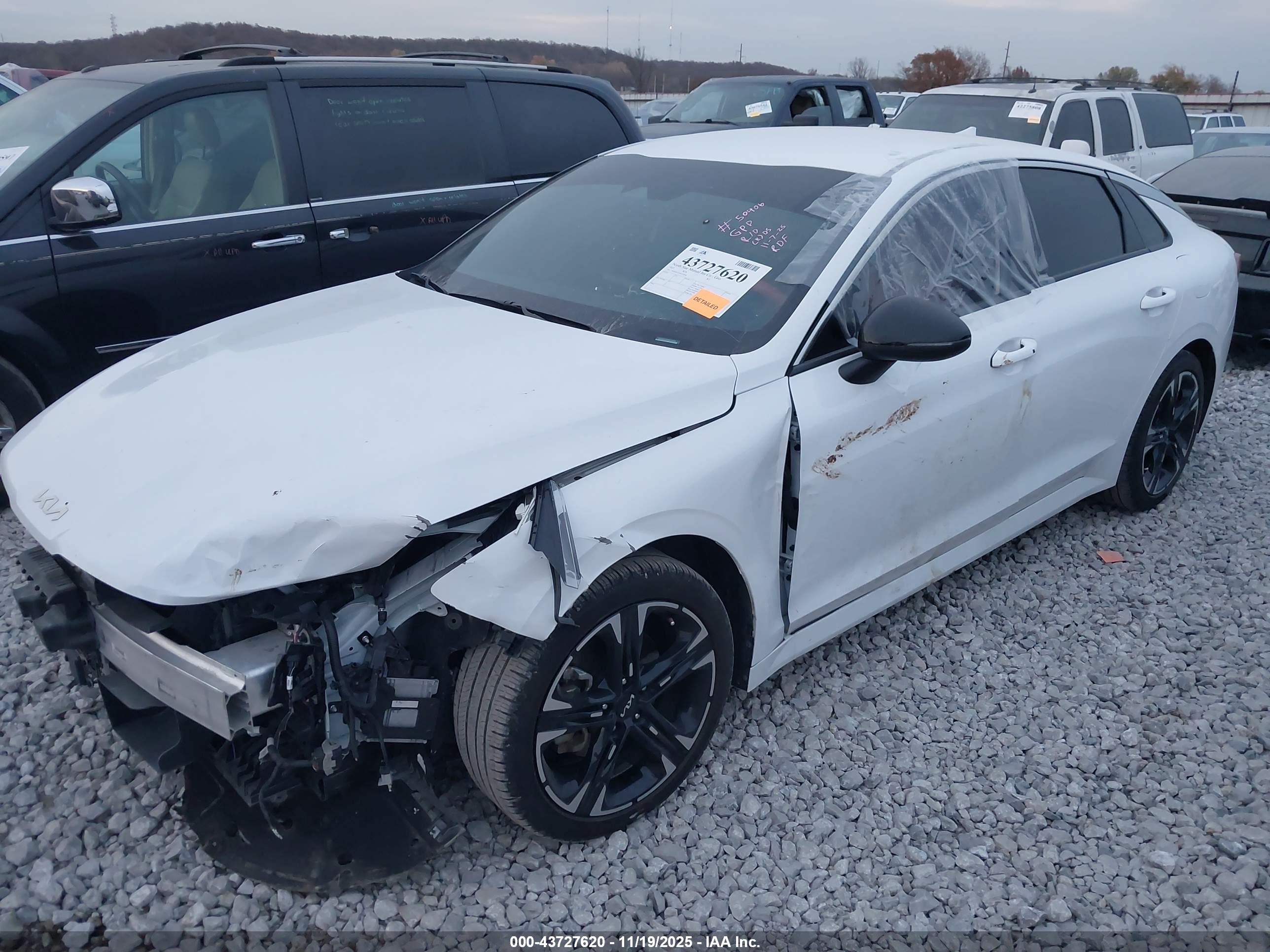 KIA K5 image 2