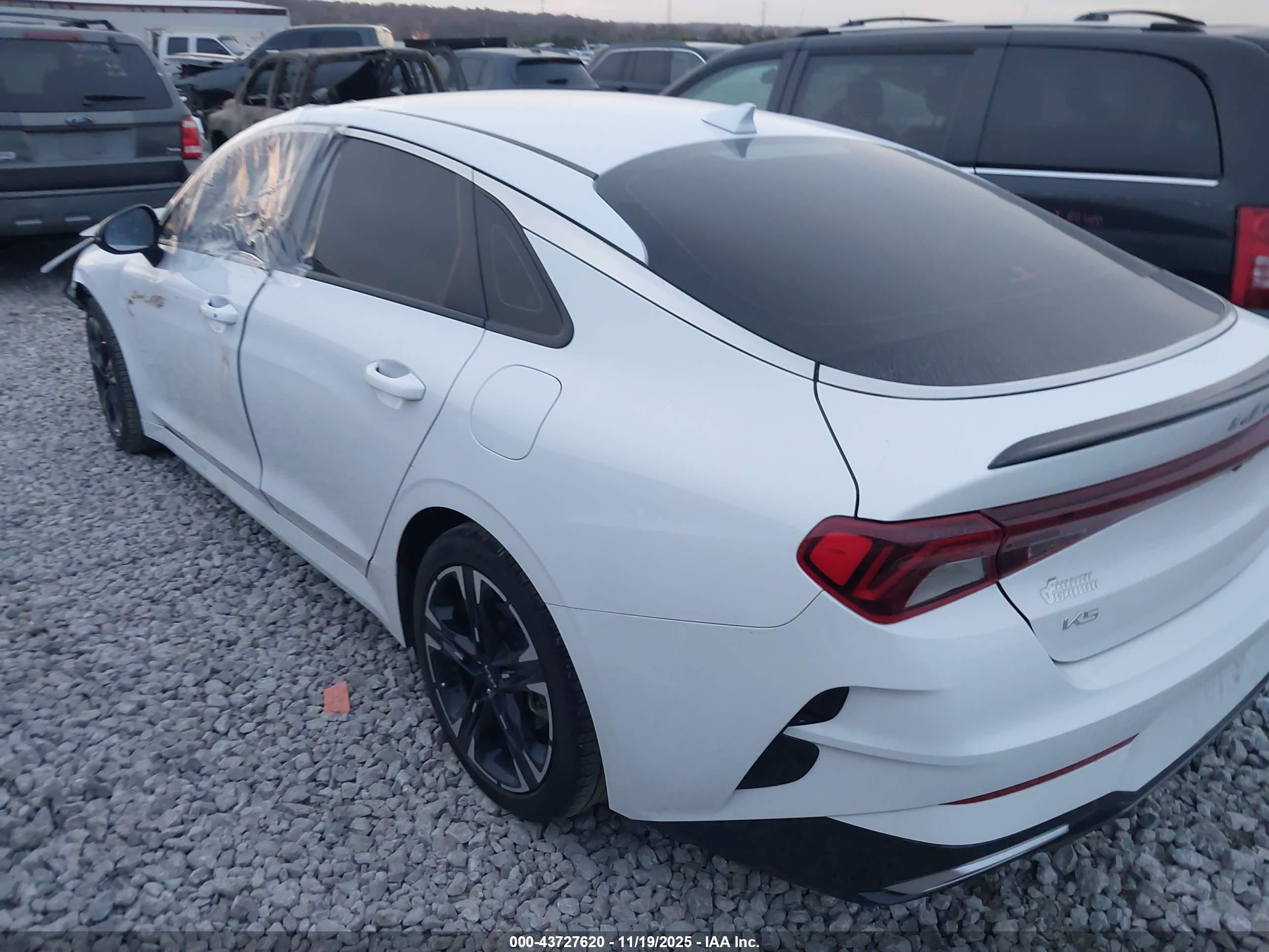 KIA K5 image 3