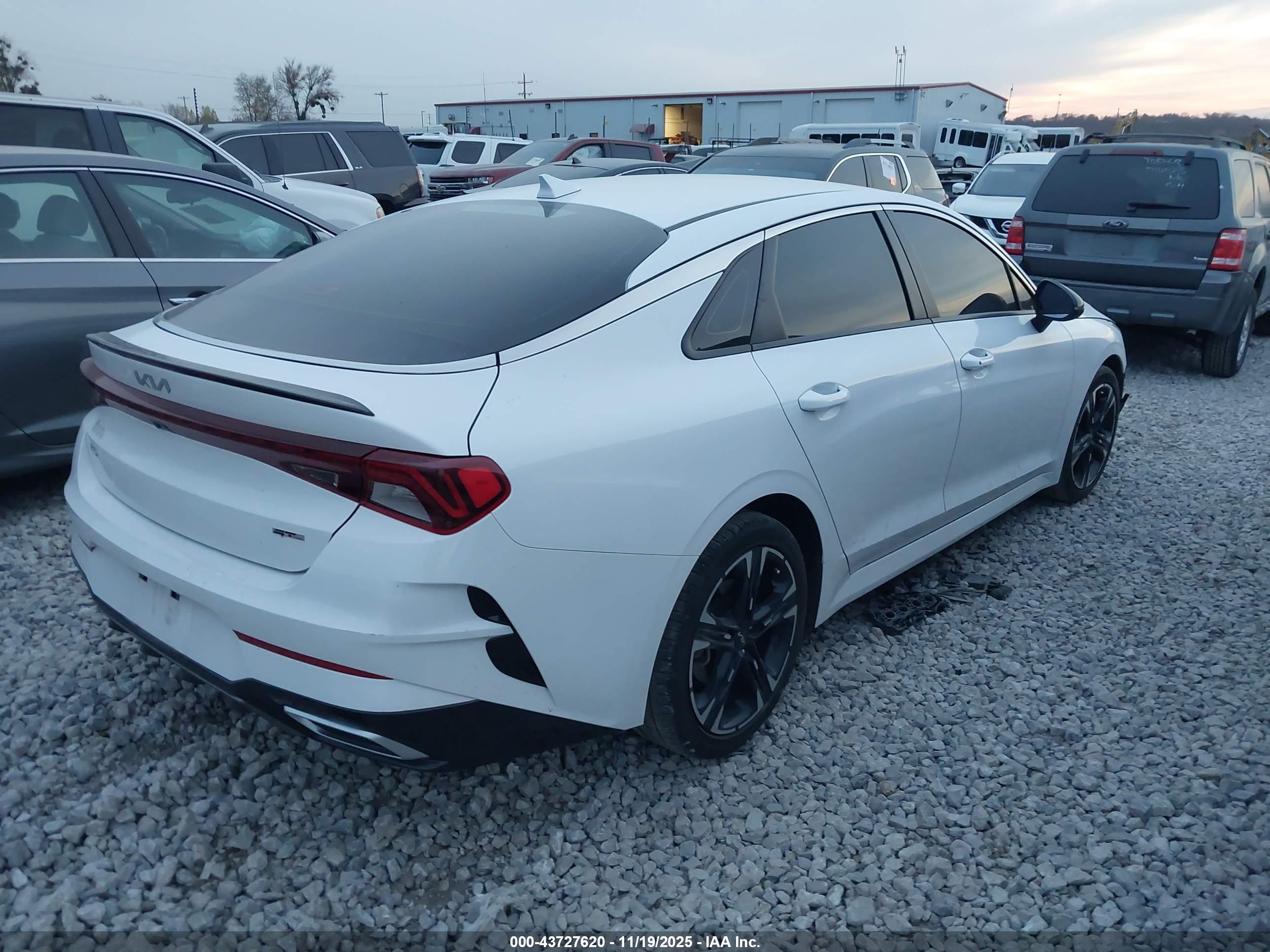 KIA K5 image 4