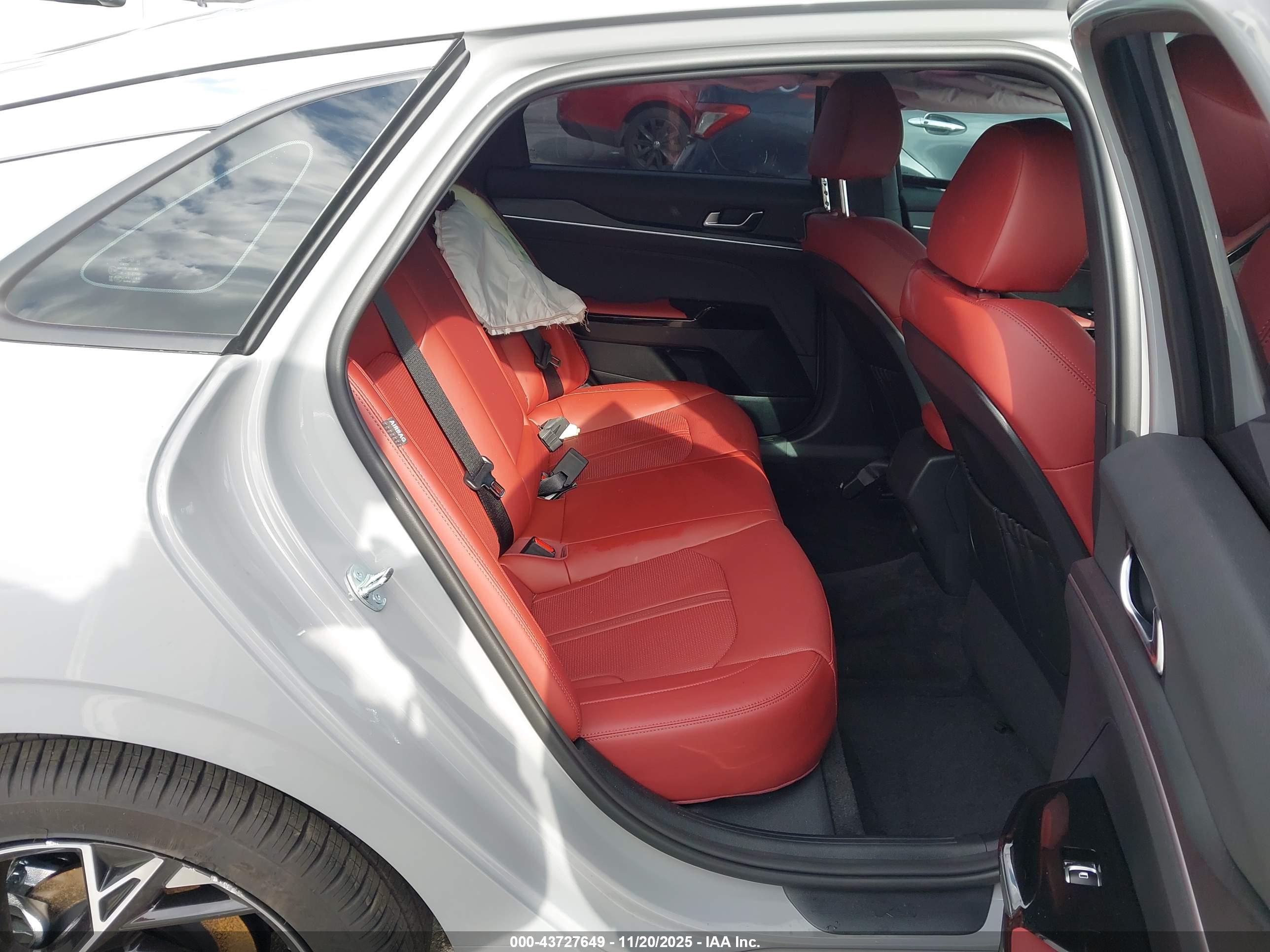 KIA K5 image 8