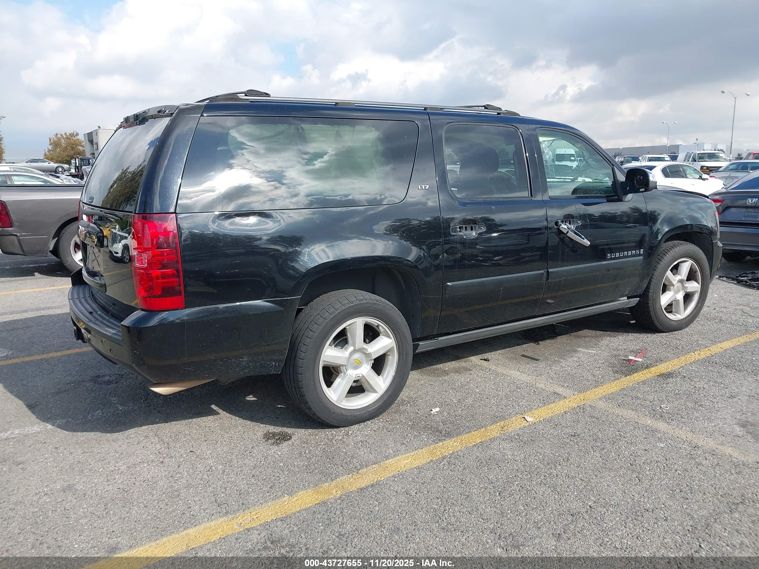 CHEVROLET SUBURBAN image 4