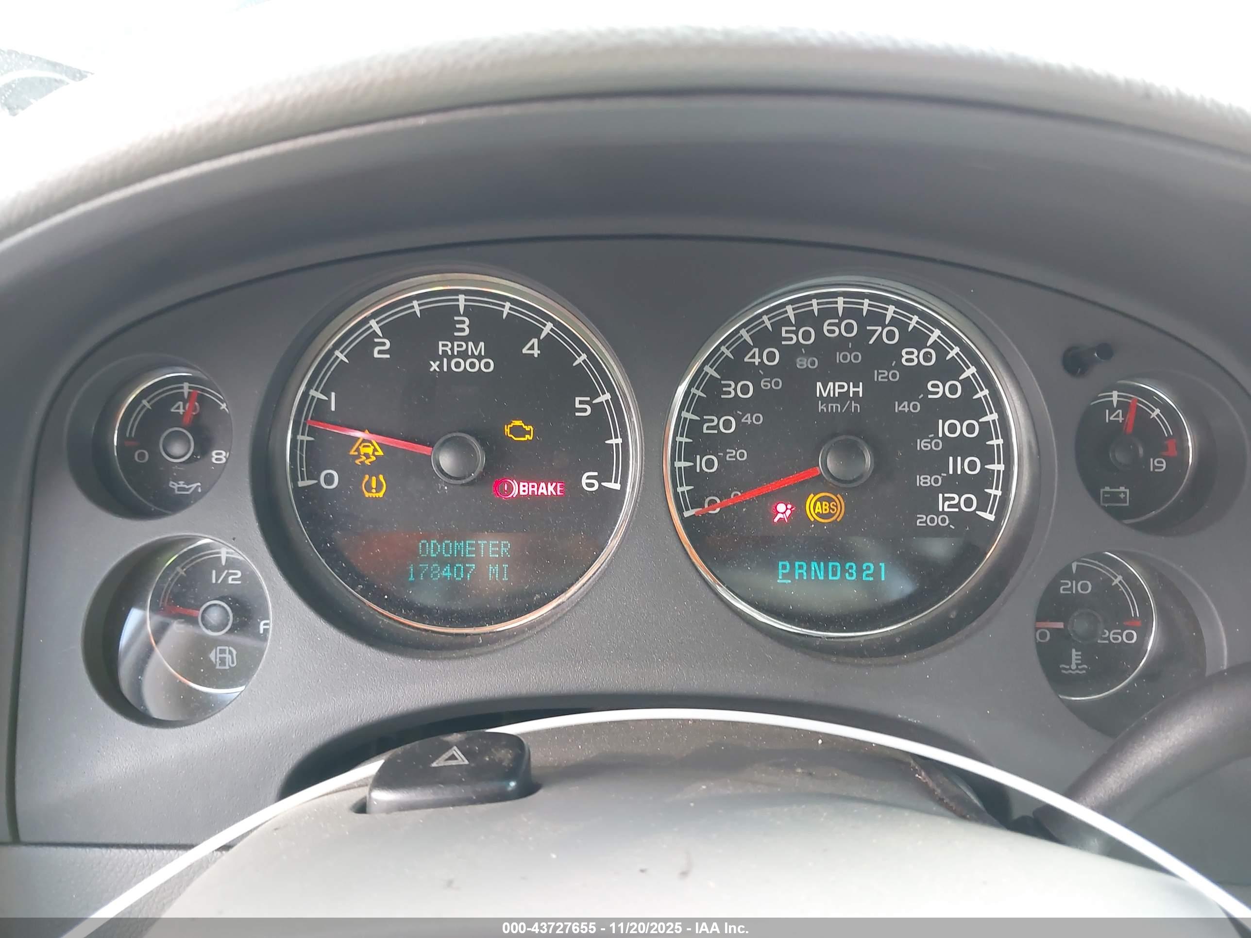 CHEVROLET SUBURBAN image 7