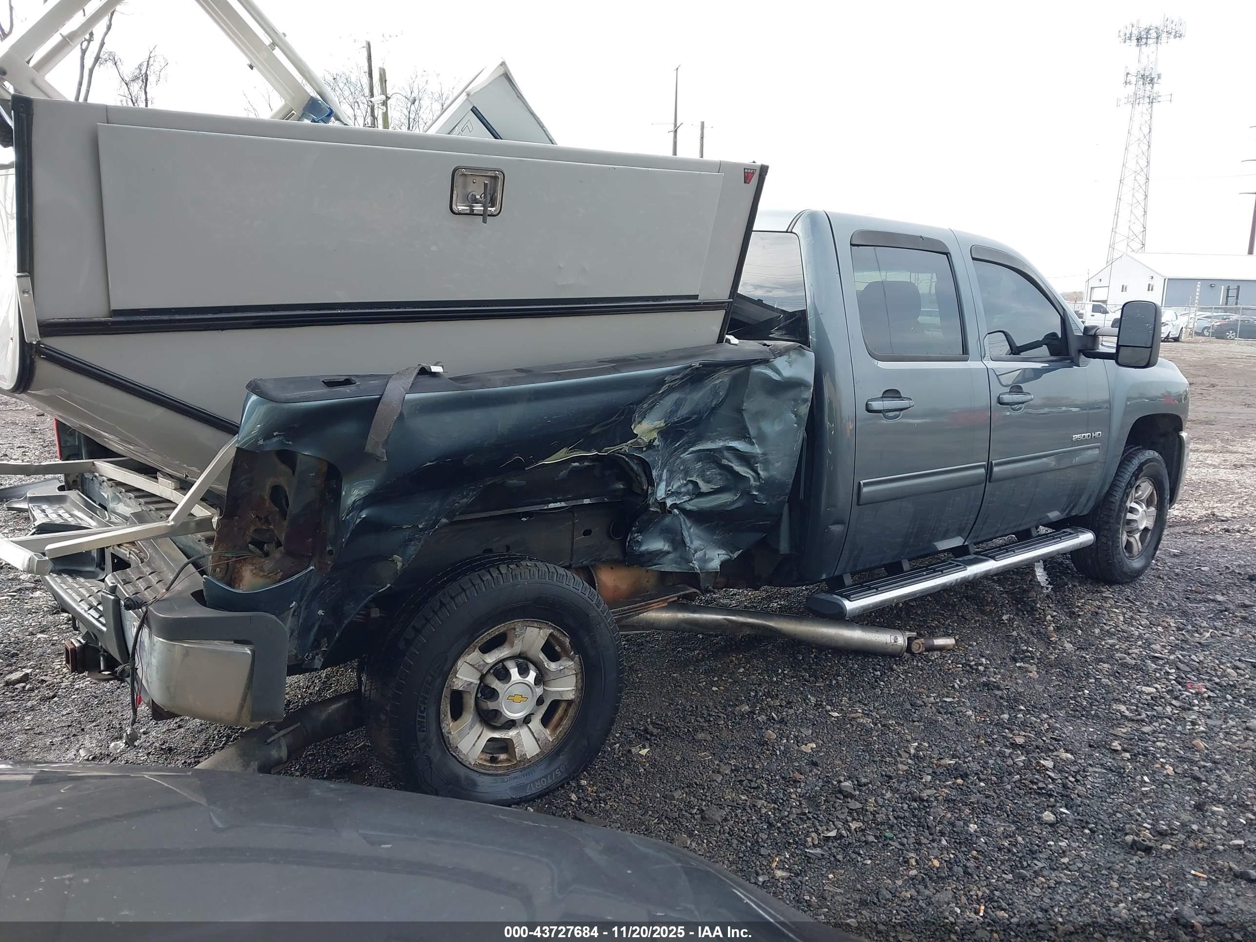 CHEVROLET SILVERADO image 4