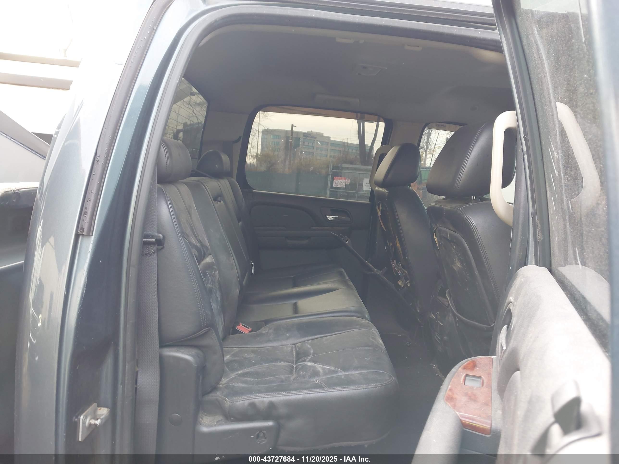 CHEVROLET SILVERADO image 8