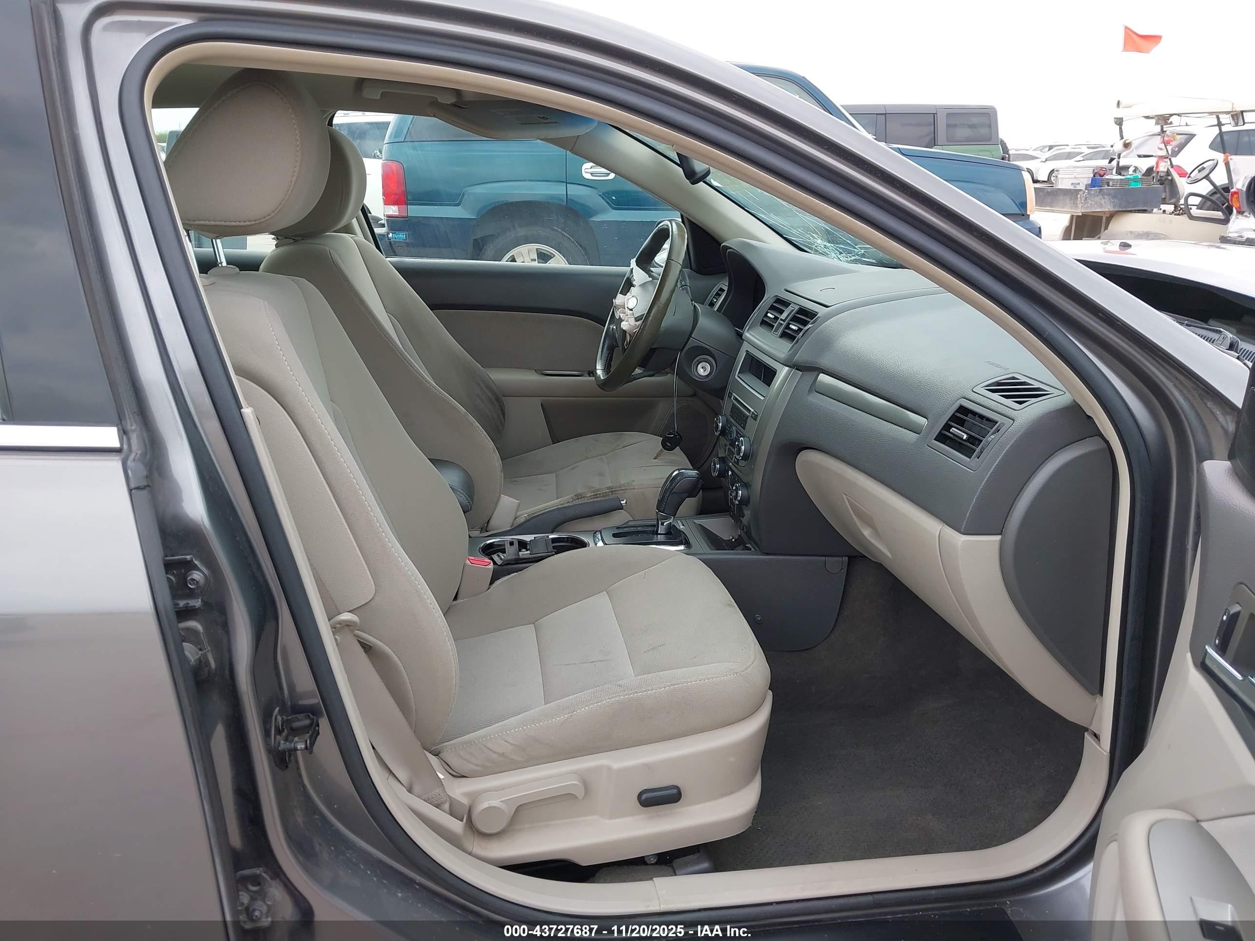 FORD FUSION image 5