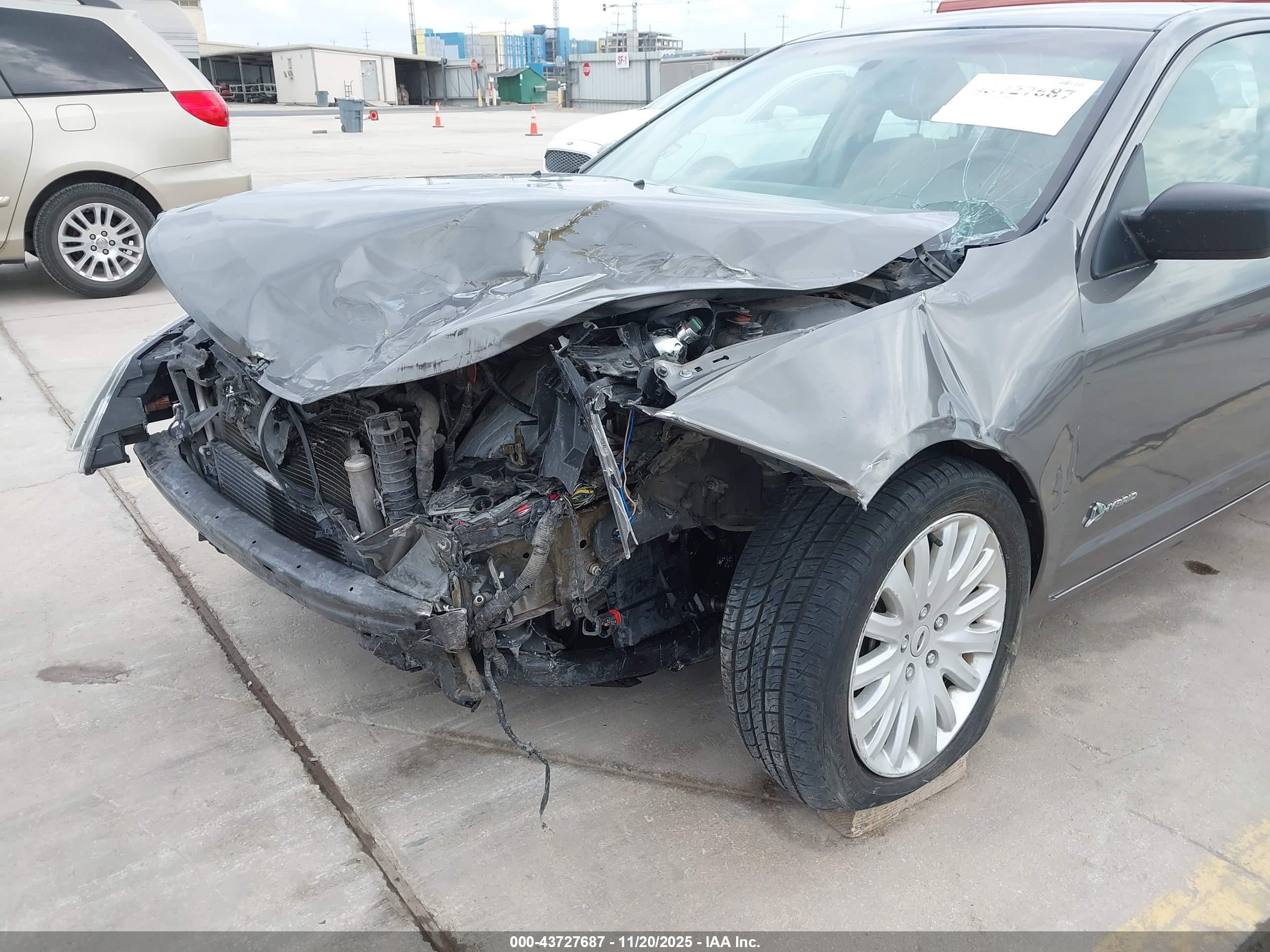 FORD FUSION image 6