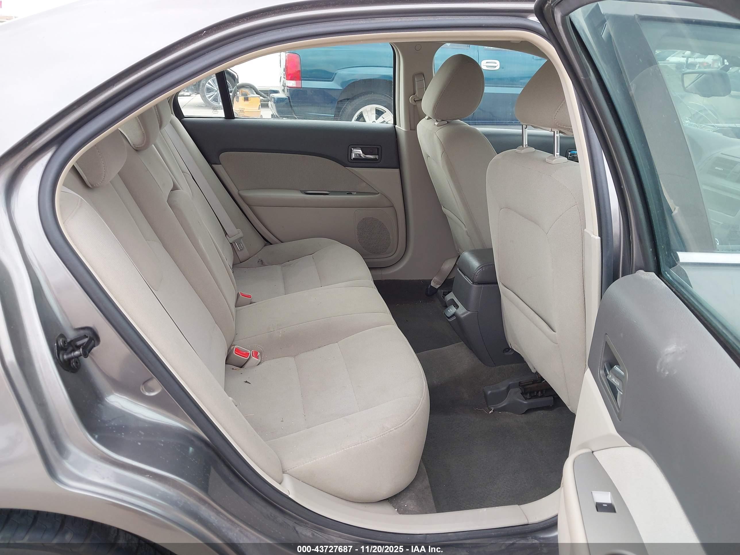 FORD FUSION image 8
