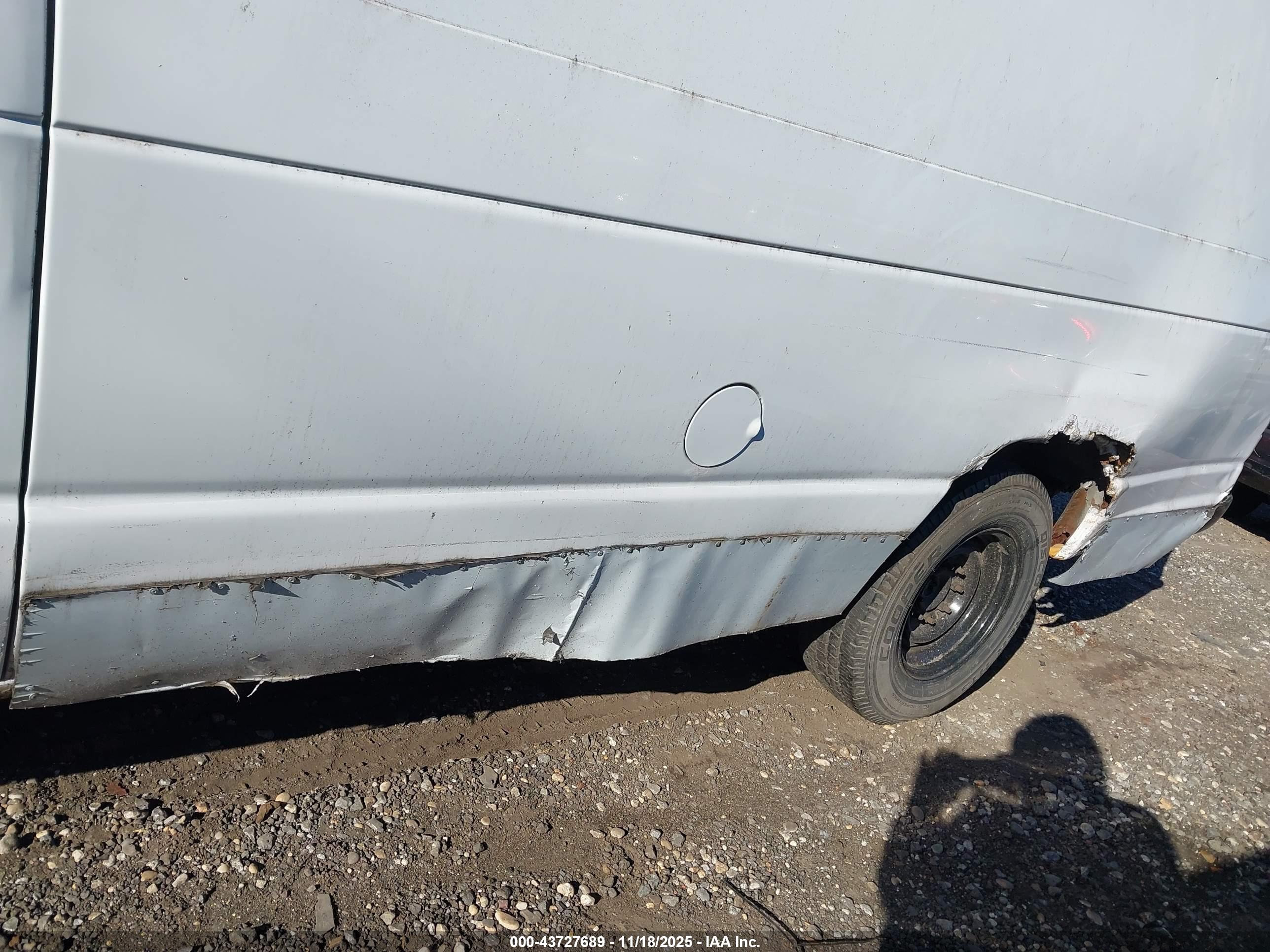 FORD E-250 image 6