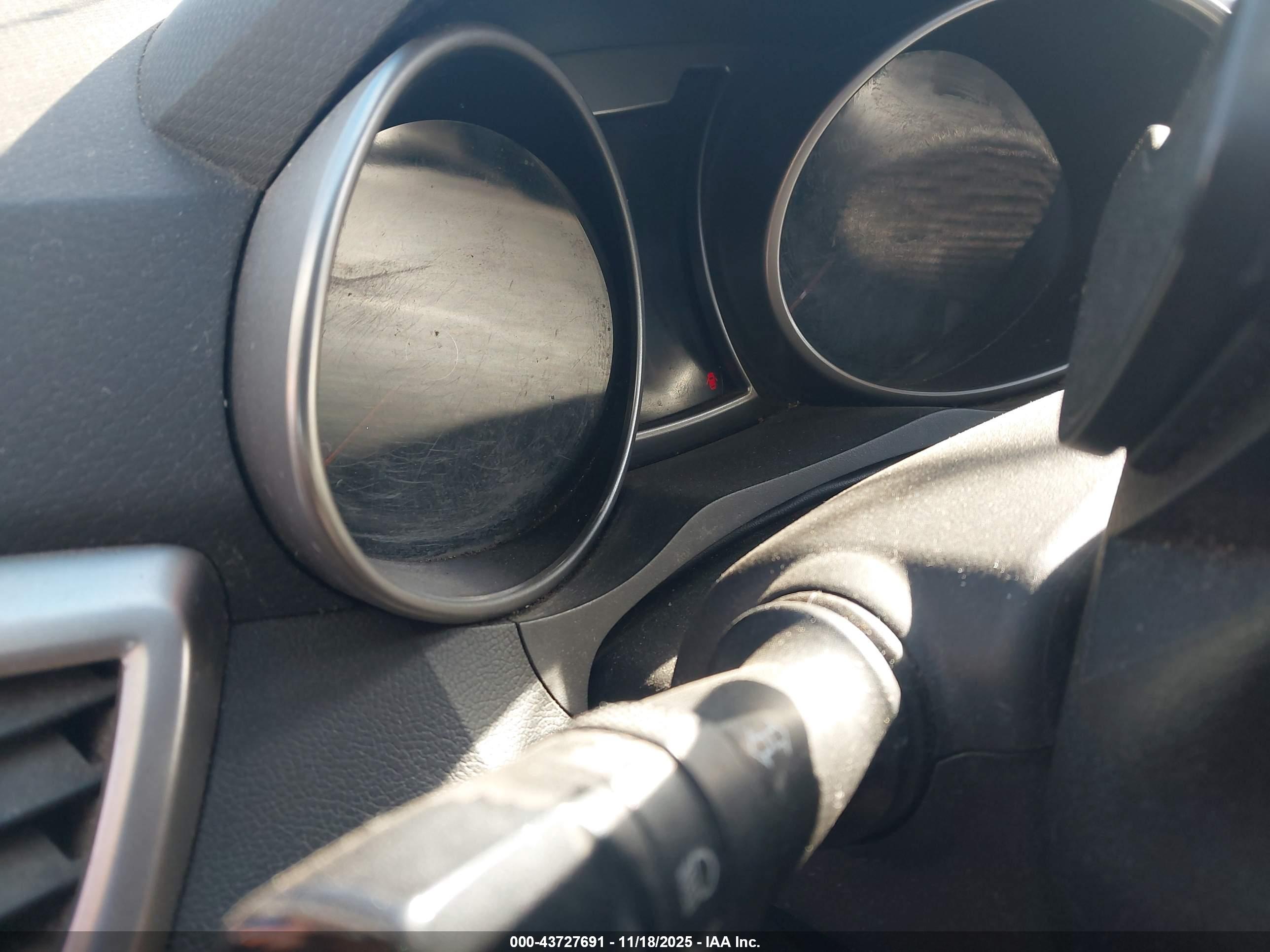 HYUNDAI VELOSTER image 7