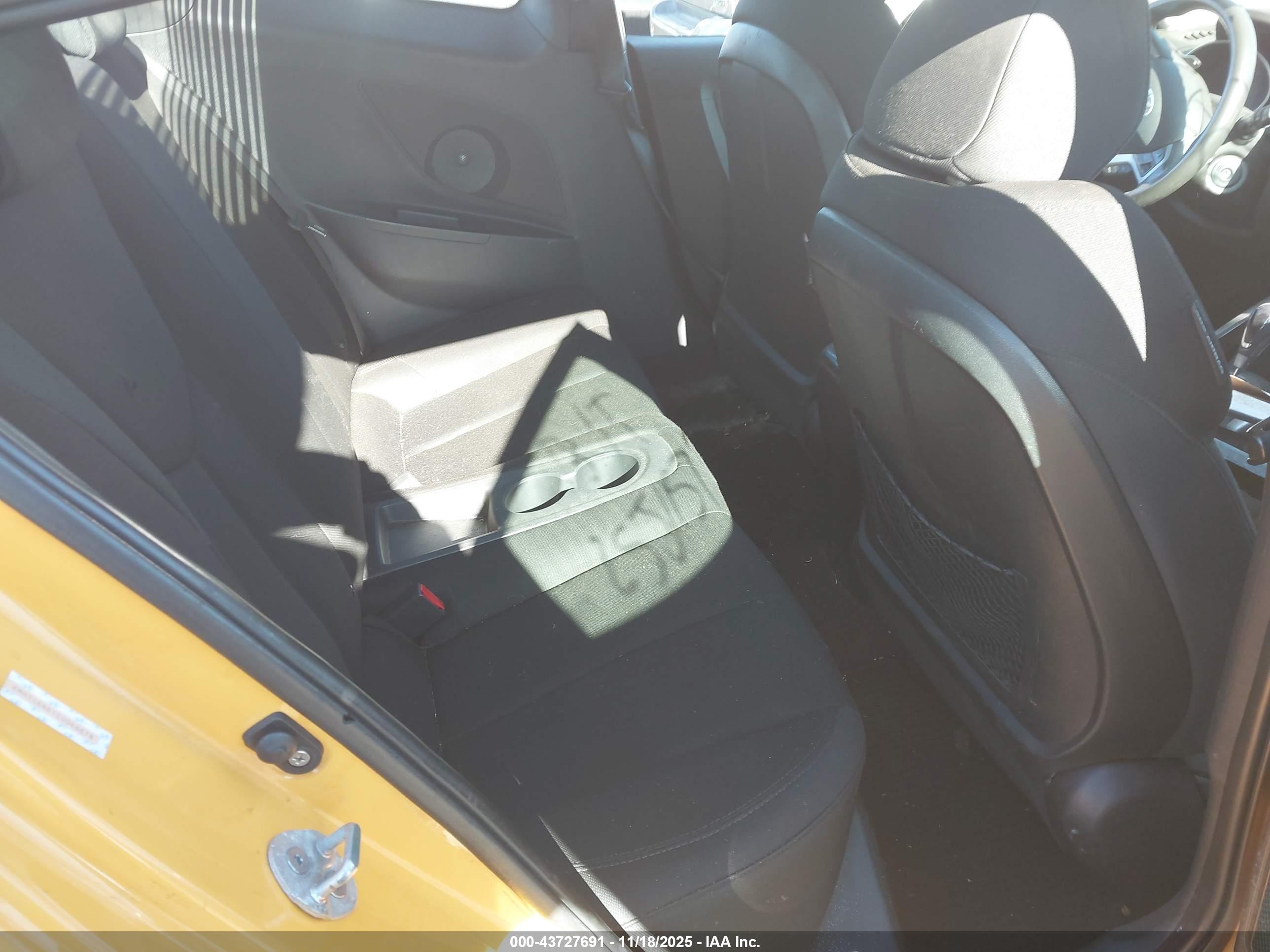 HYUNDAI VELOSTER image 8