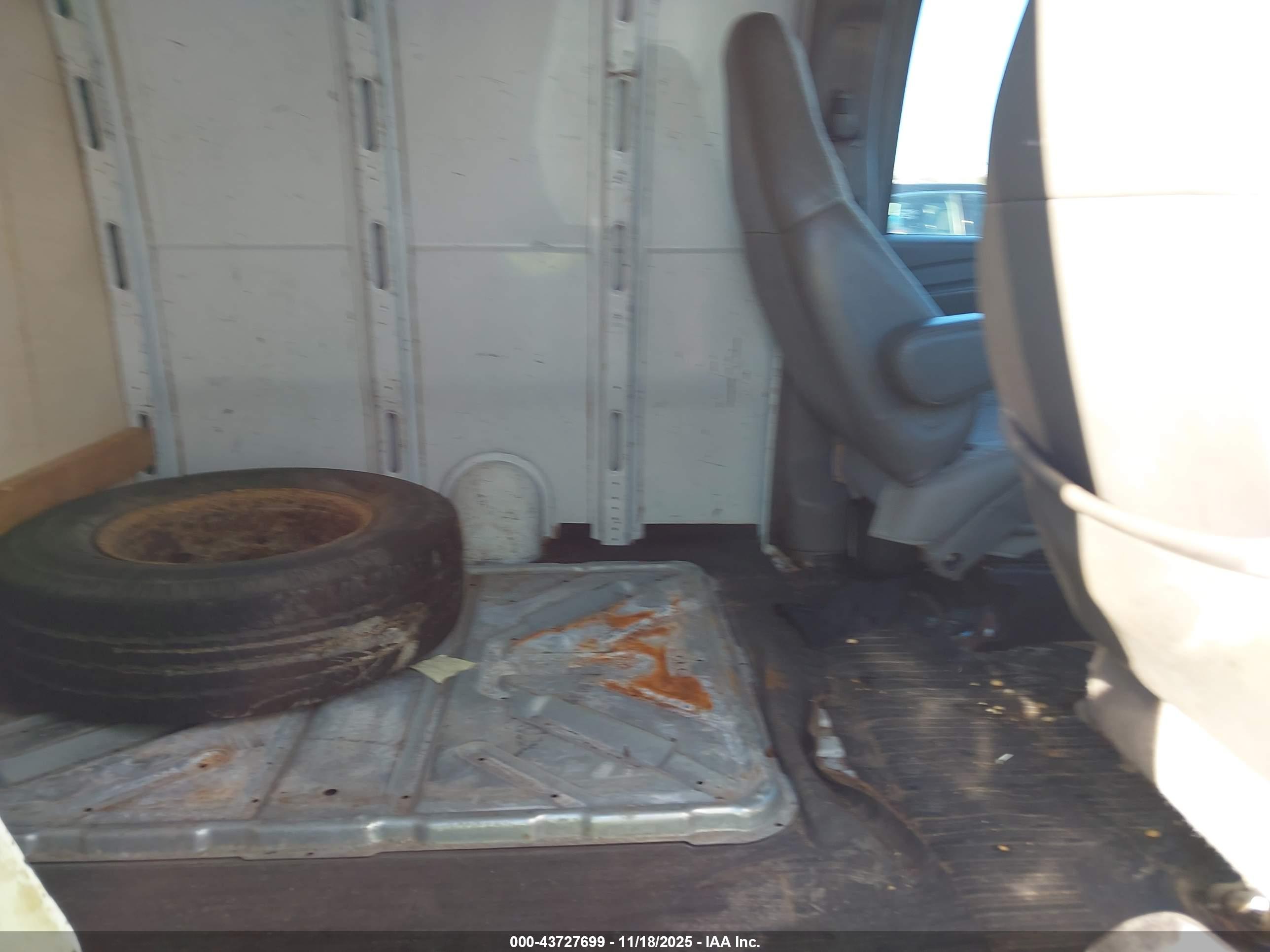 CHEVROLET EXPRESS image 8