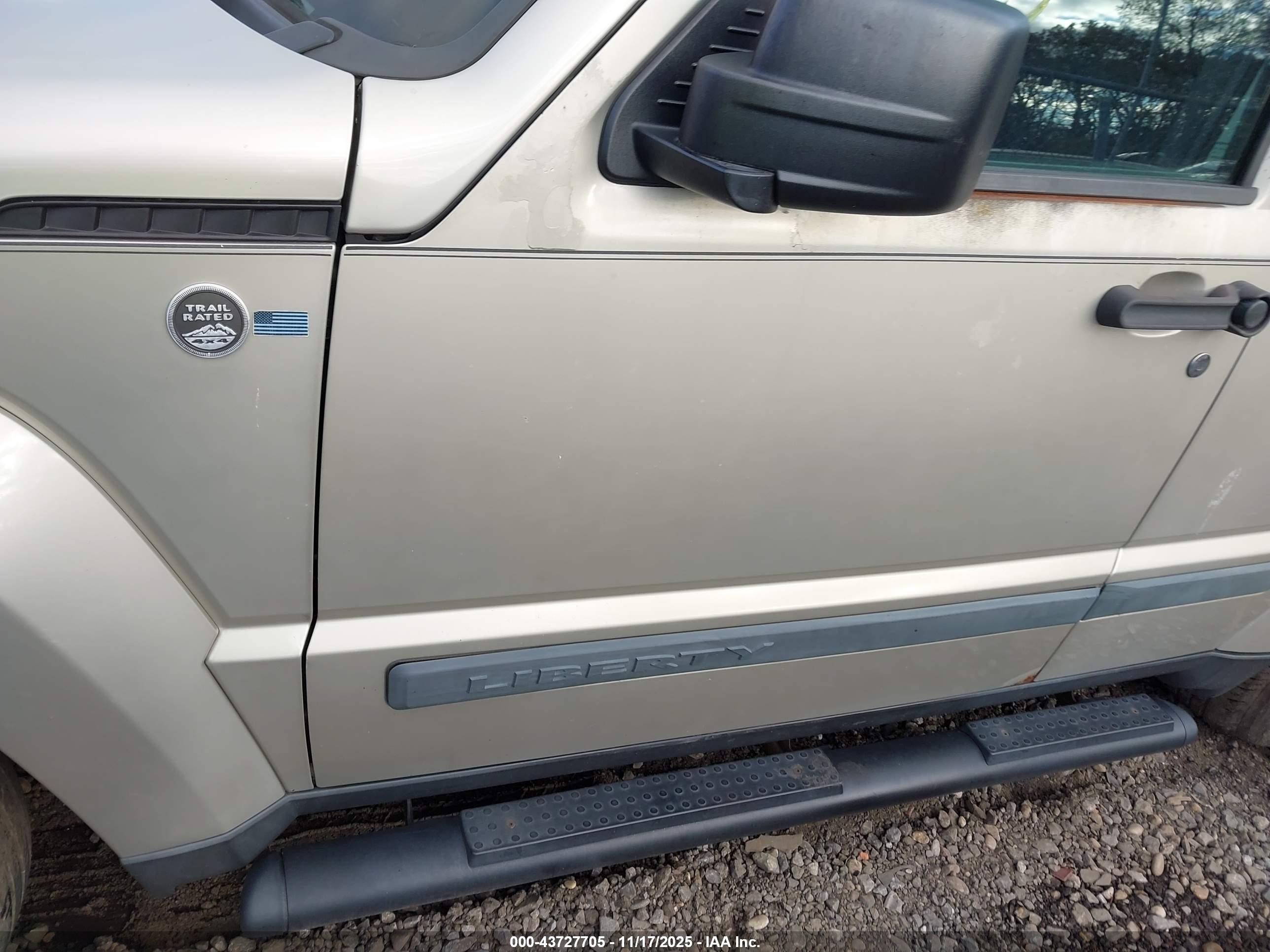 JEEP LIBERTY image 6
