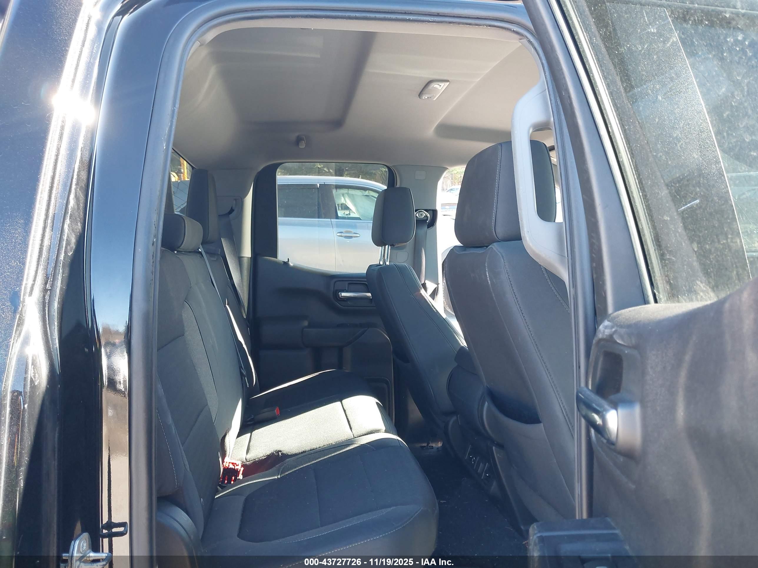 CHEVROLET SILVERADO image 8