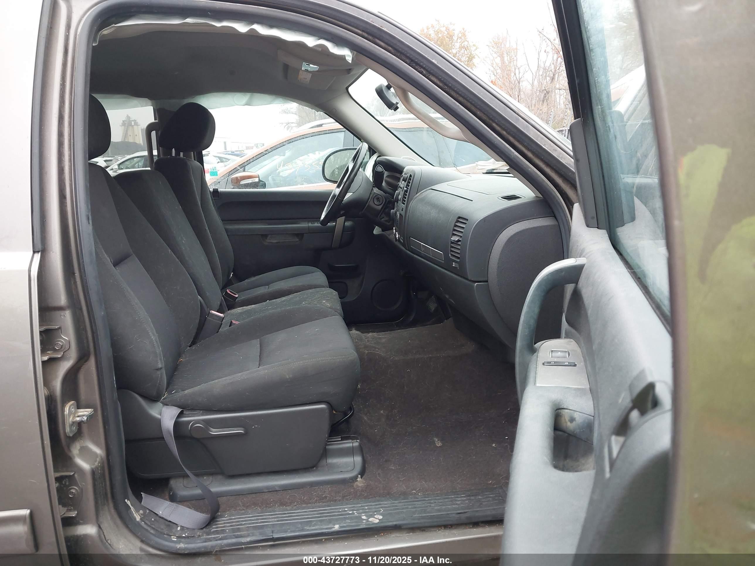 CHEVROLET SILVERADO image 5