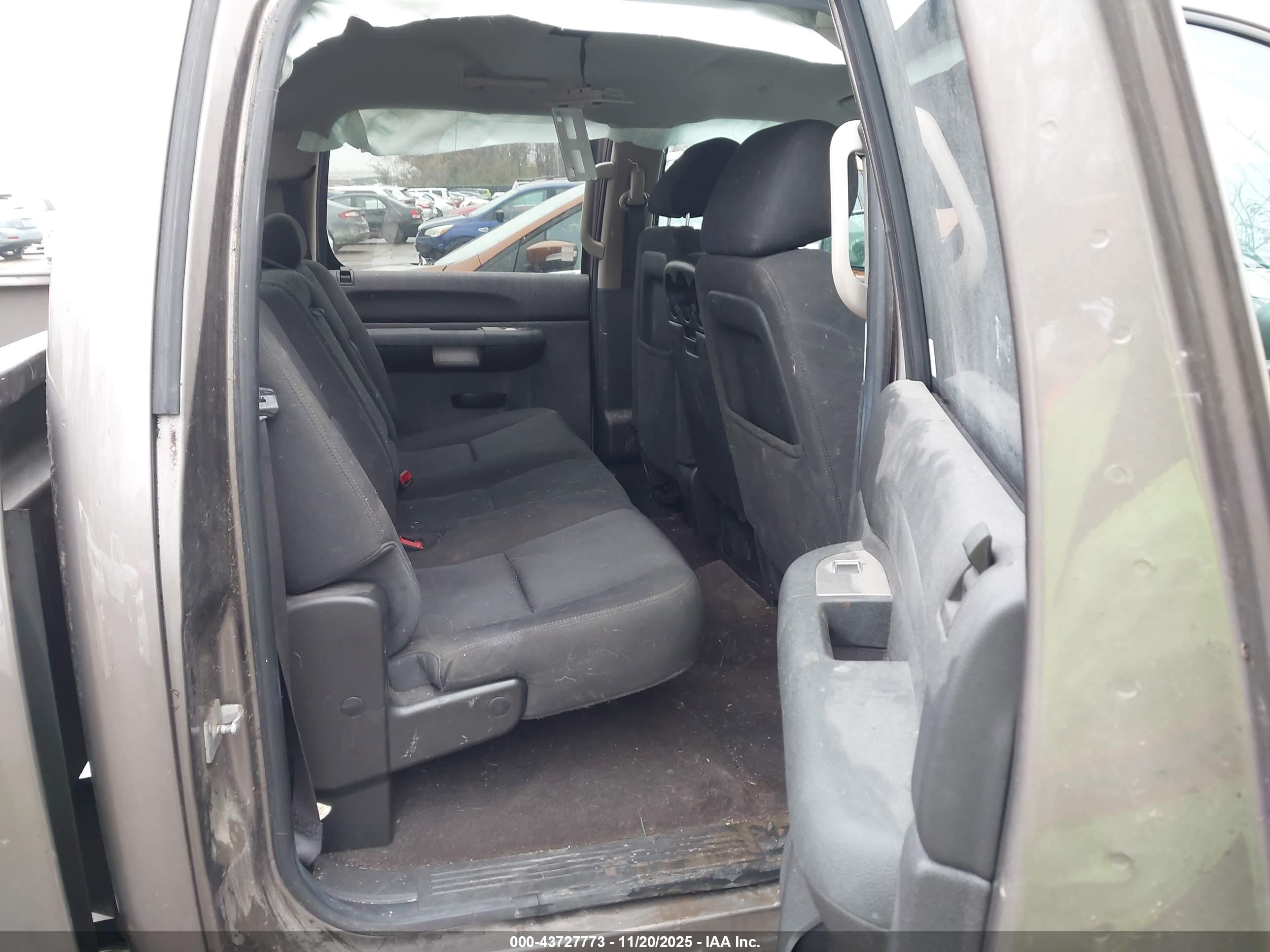 CHEVROLET SILVERADO image 8