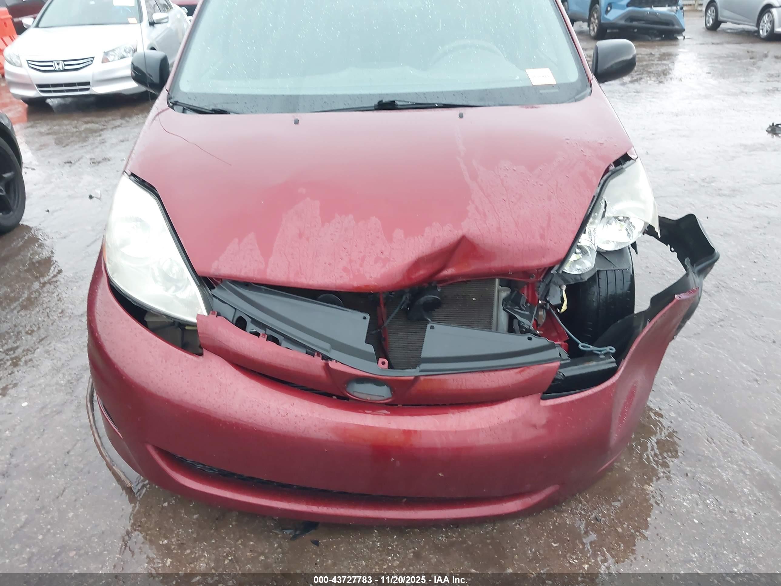 TOYOTA SIENNA image 10
