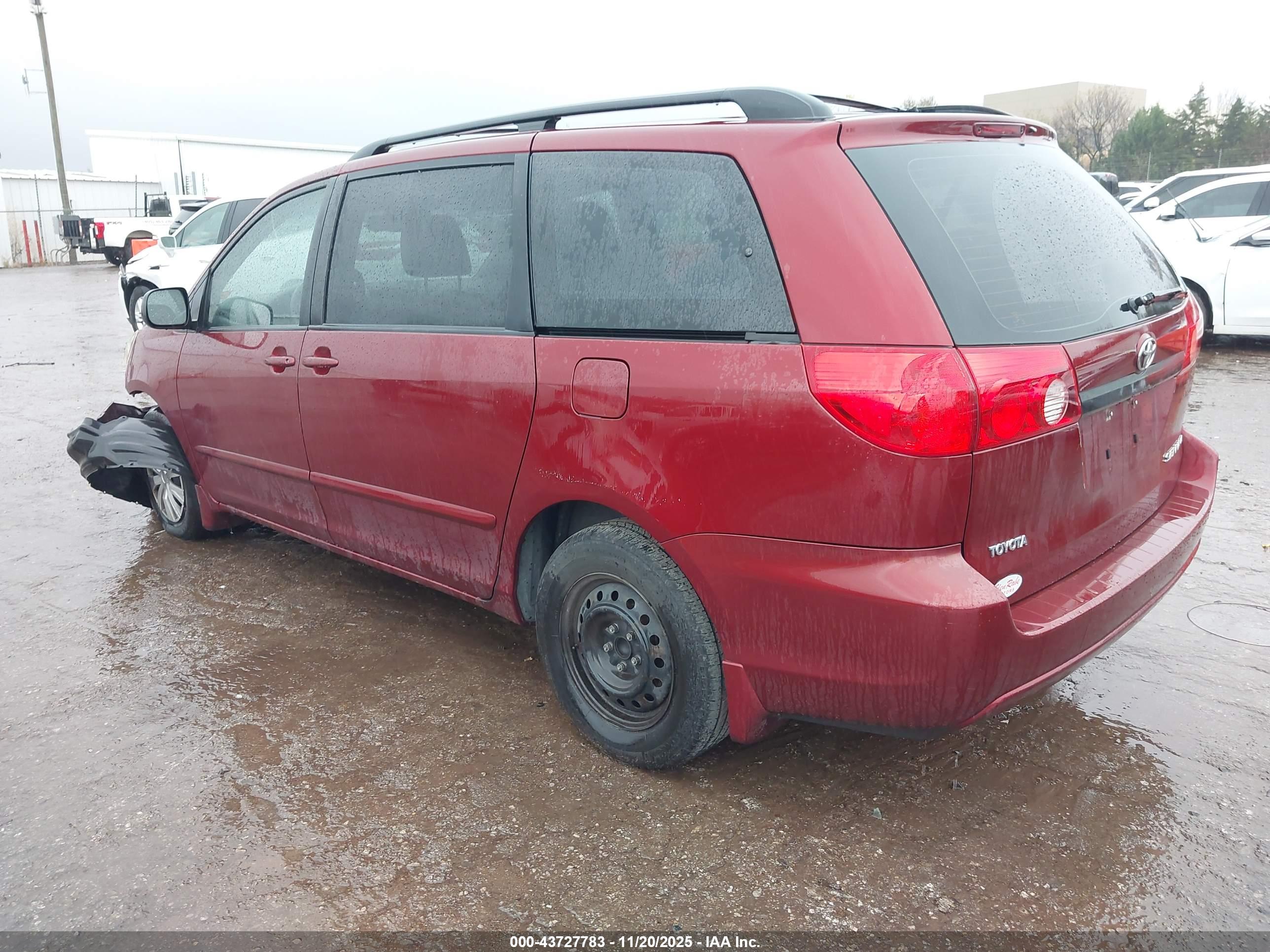 TOYOTA SIENNA image 3