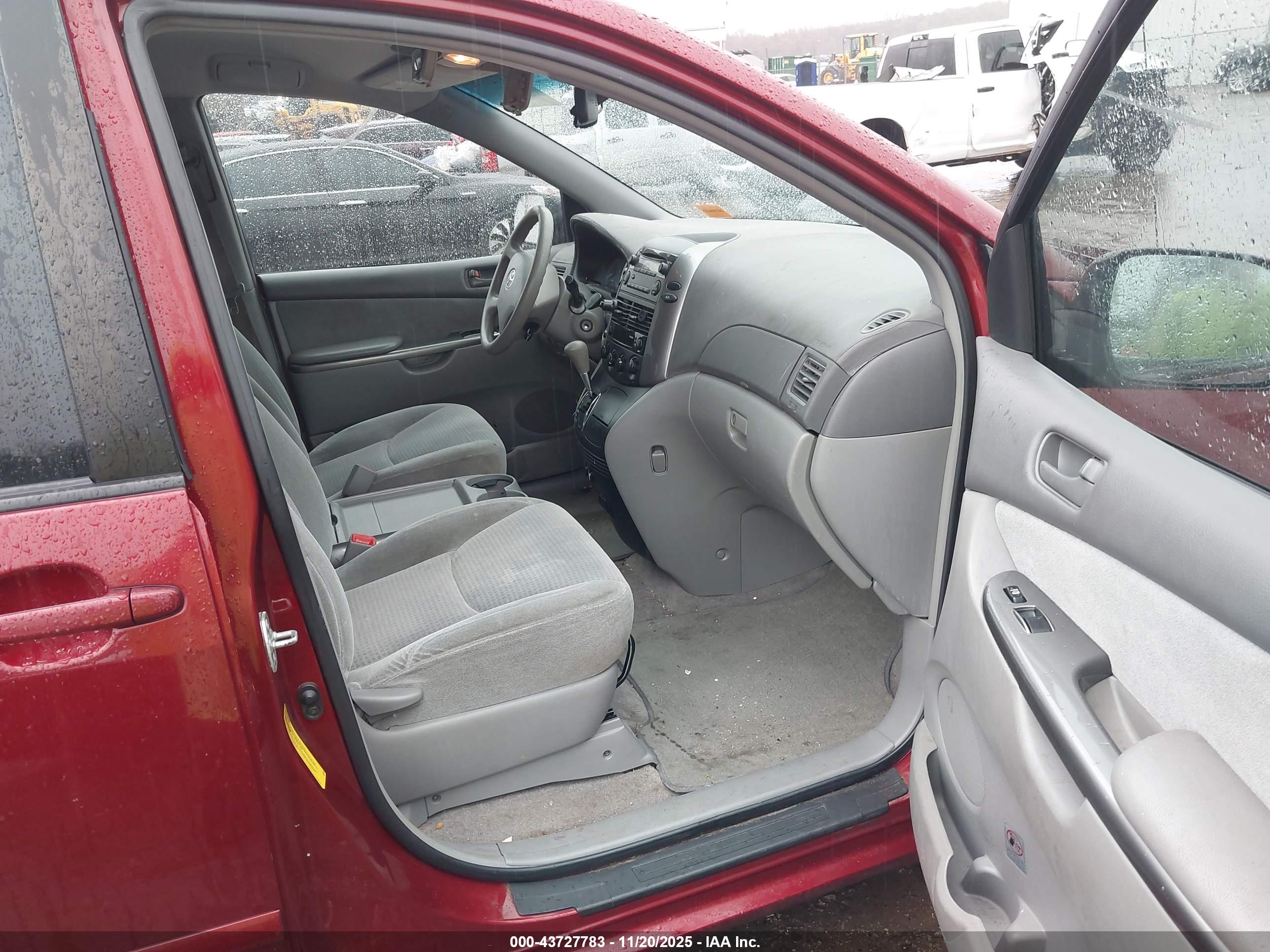 TOYOTA SIENNA image 5