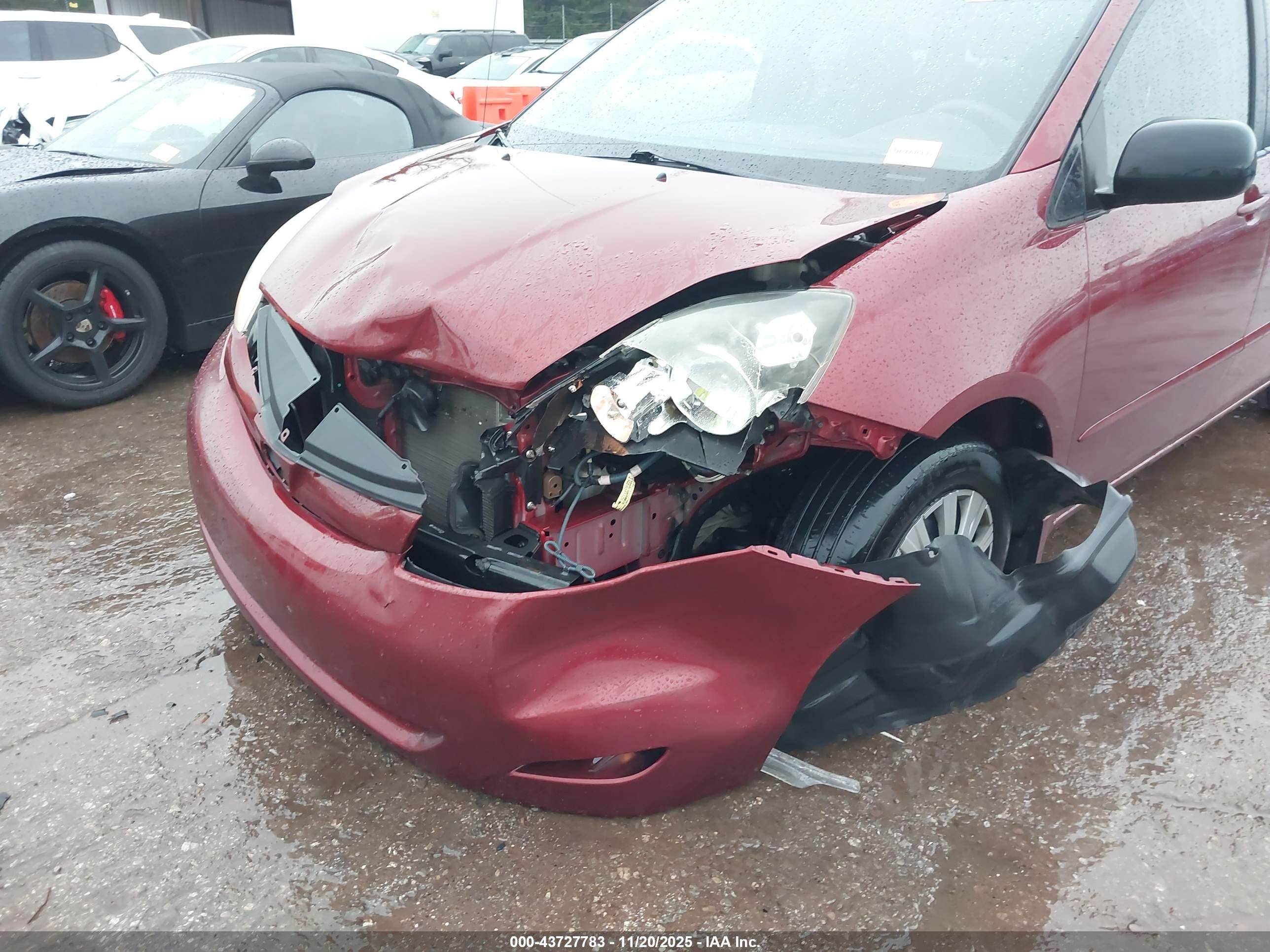 TOYOTA SIENNA image 6