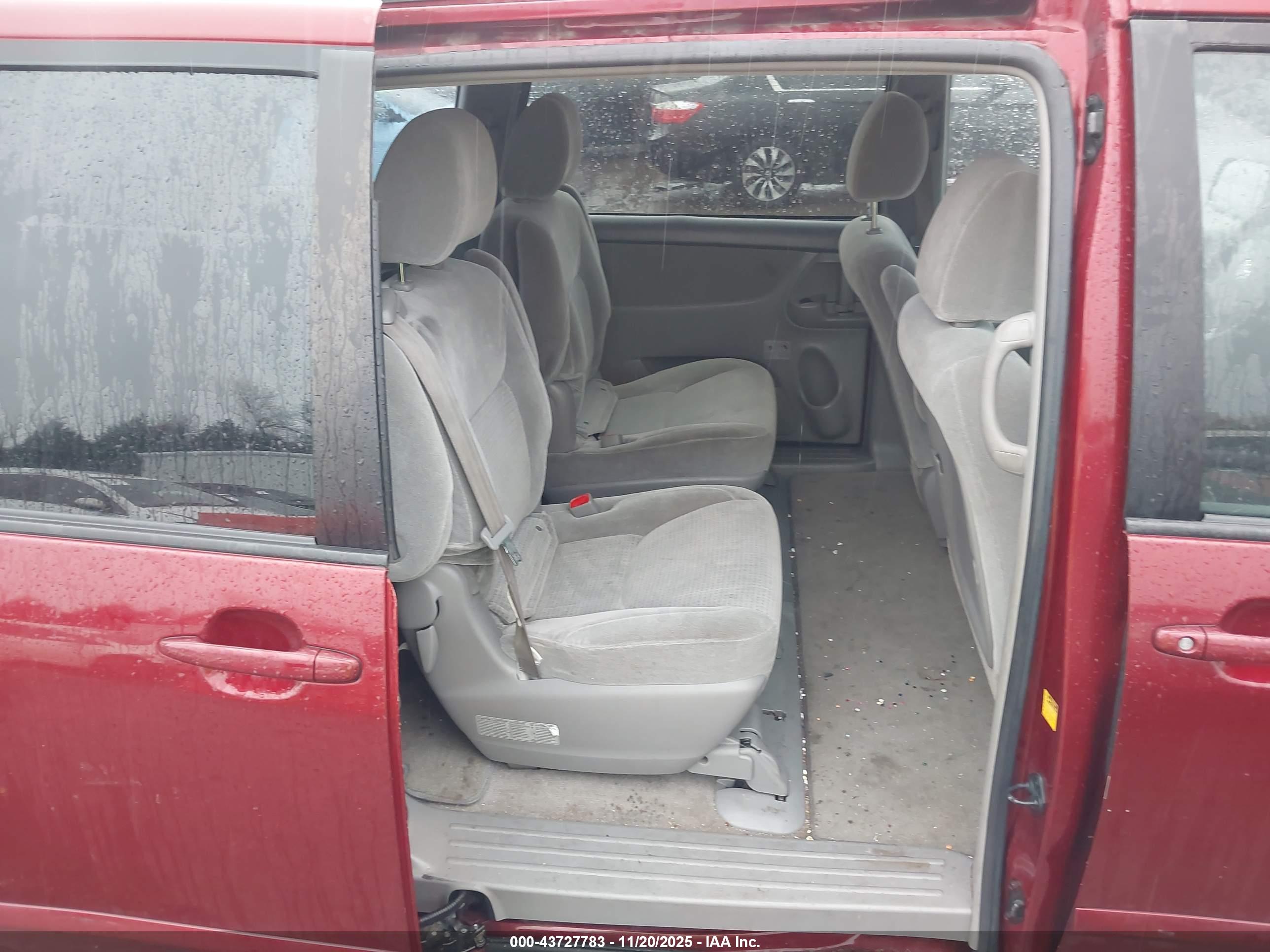 TOYOTA SIENNA image 8