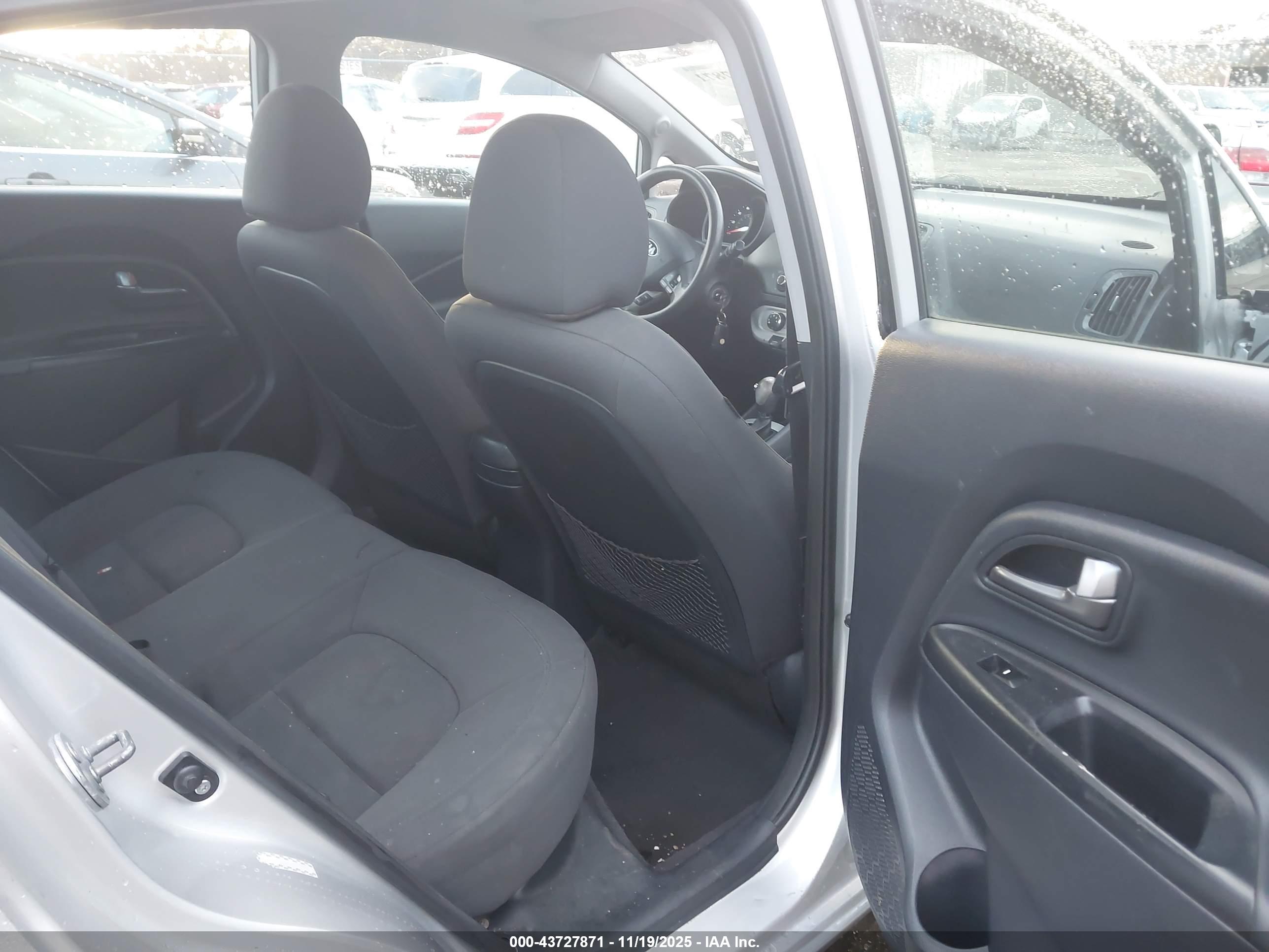 KIA RIO image 8