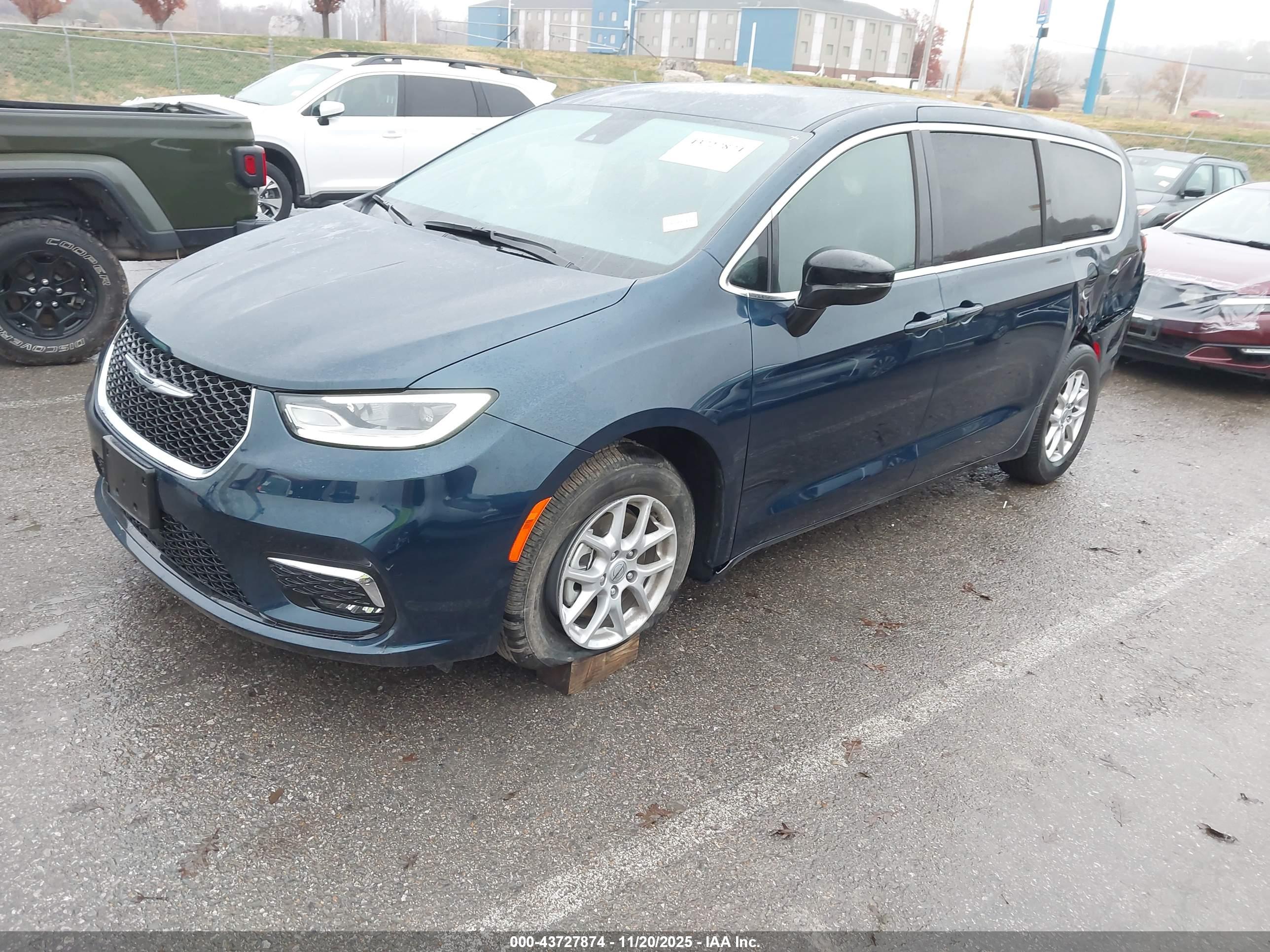 CHRYSLER PACIFICA image 2