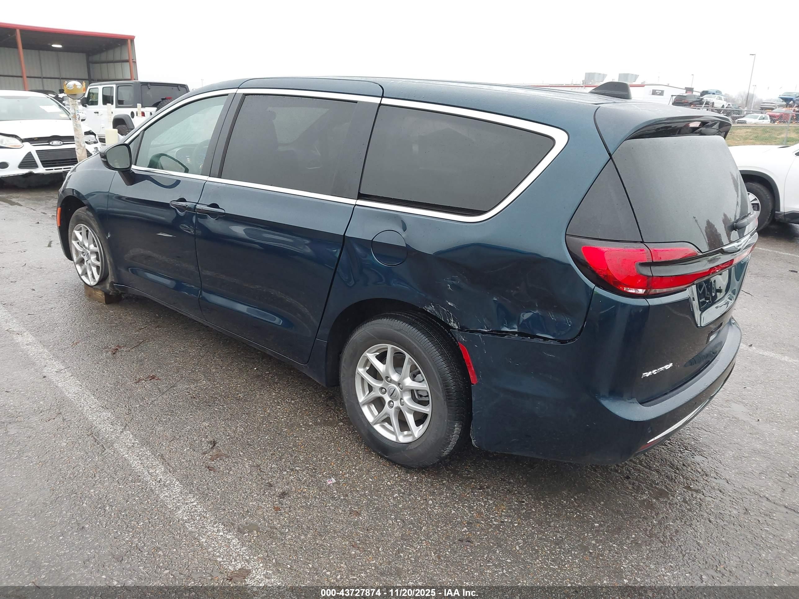 CHRYSLER PACIFICA image 3
