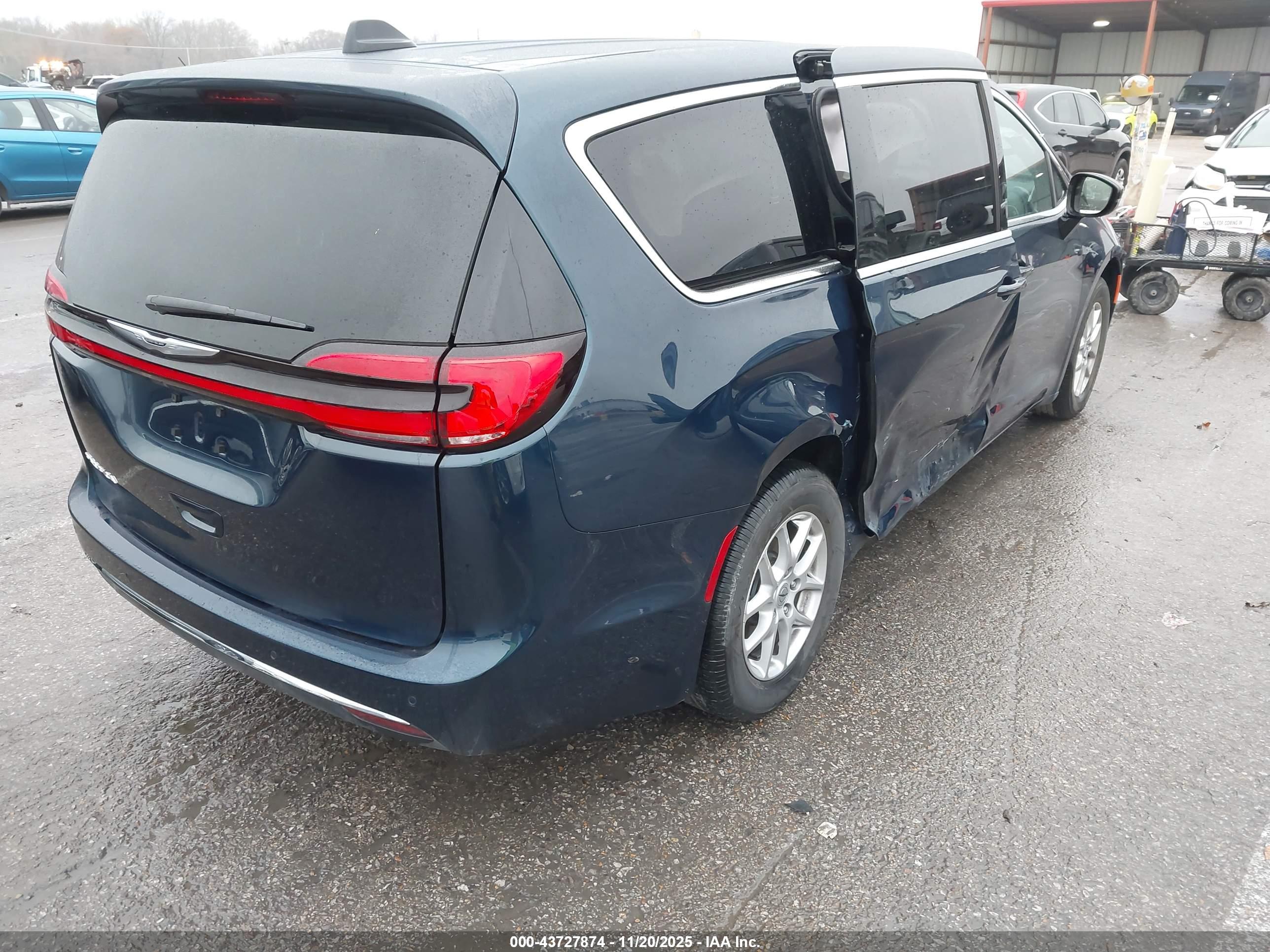 CHRYSLER PACIFICA image 4
