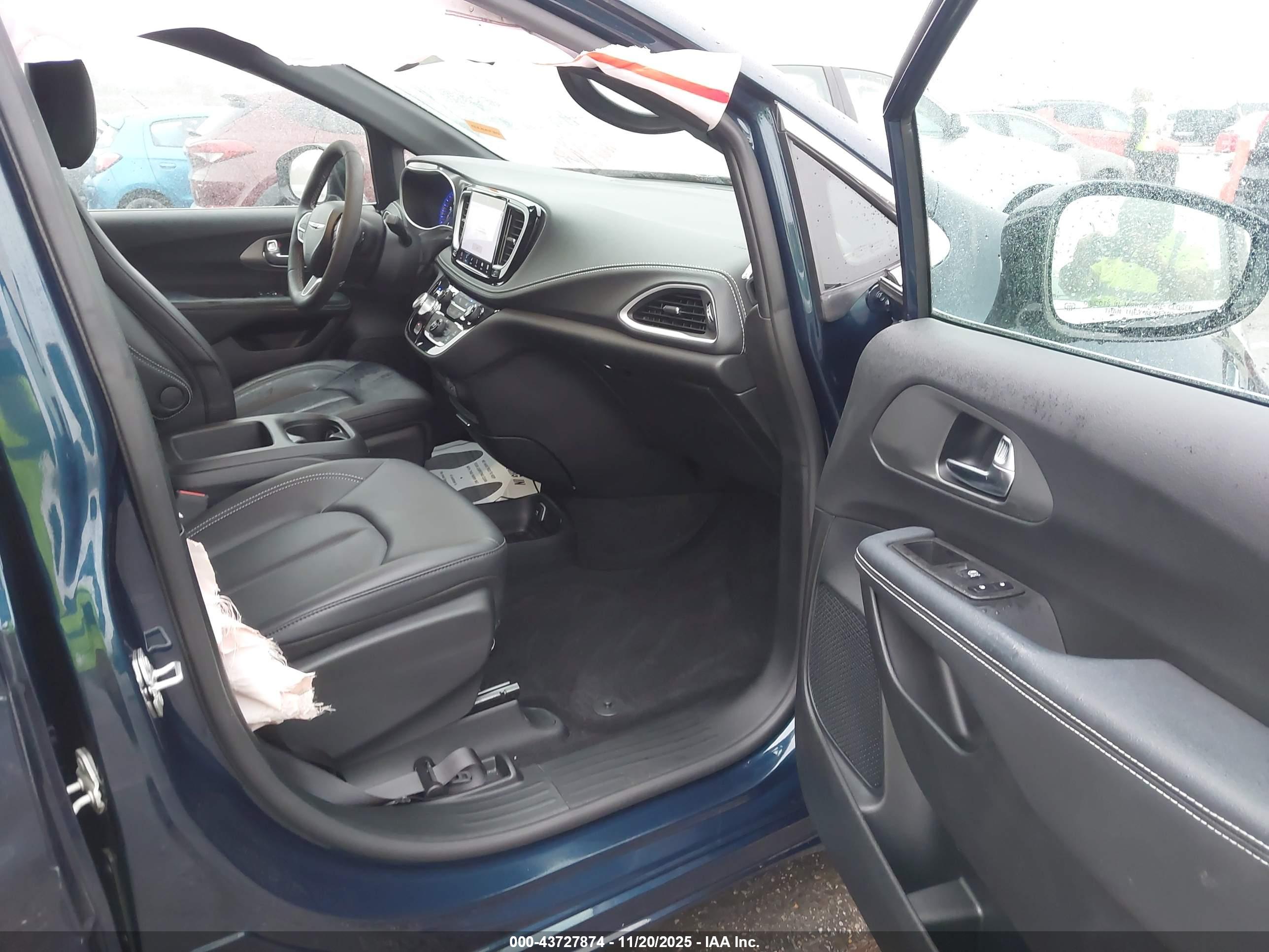 CHRYSLER PACIFICA image 5