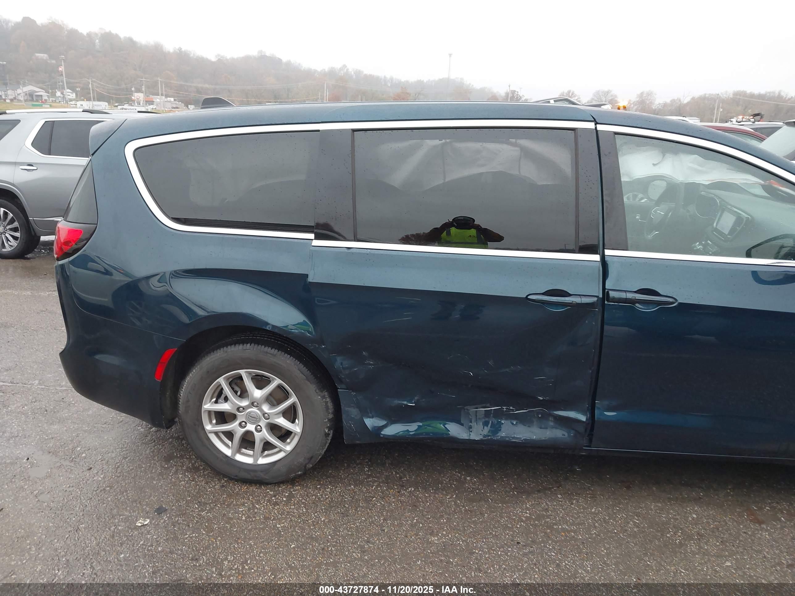 CHRYSLER PACIFICA image 6