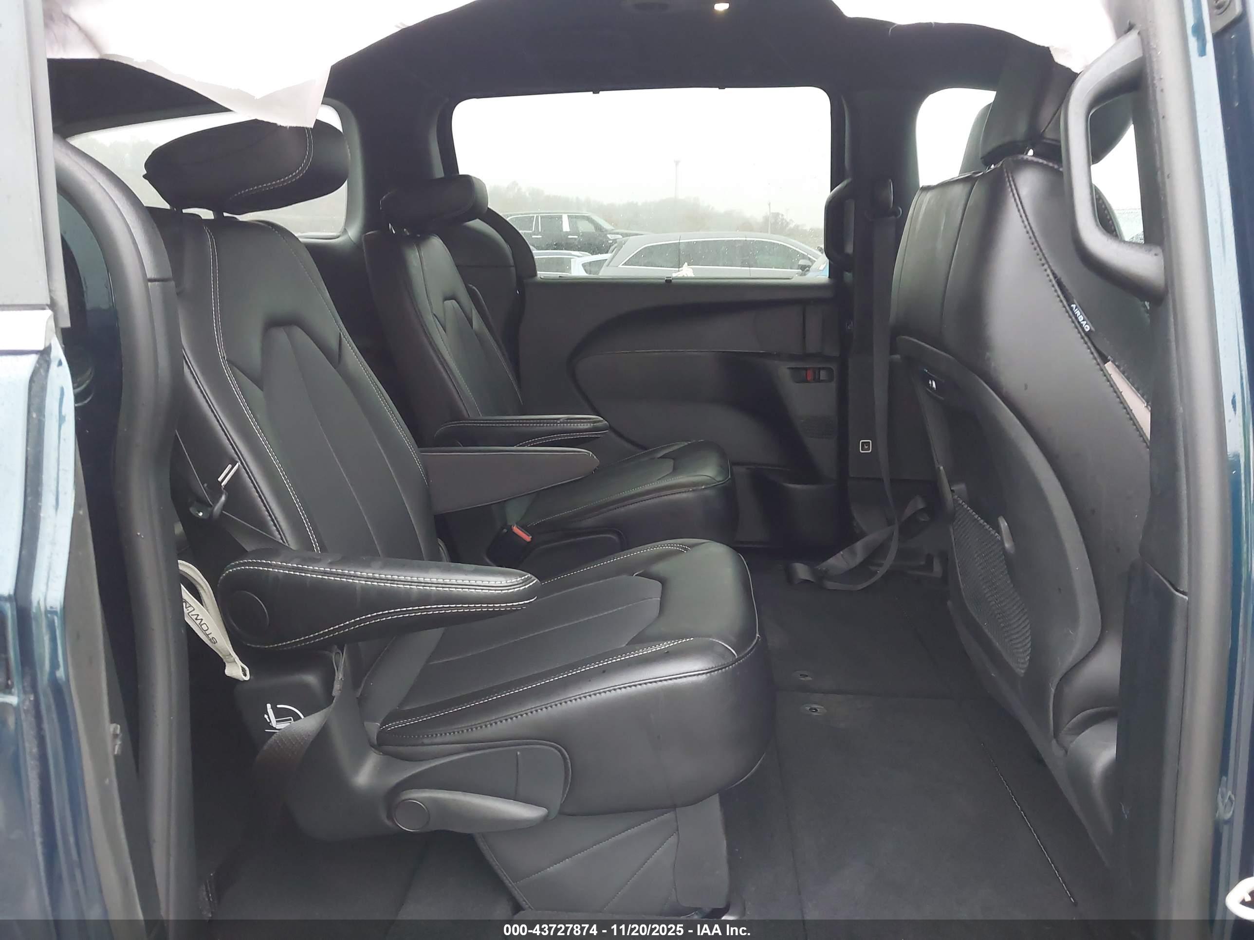 CHRYSLER PACIFICA image 8