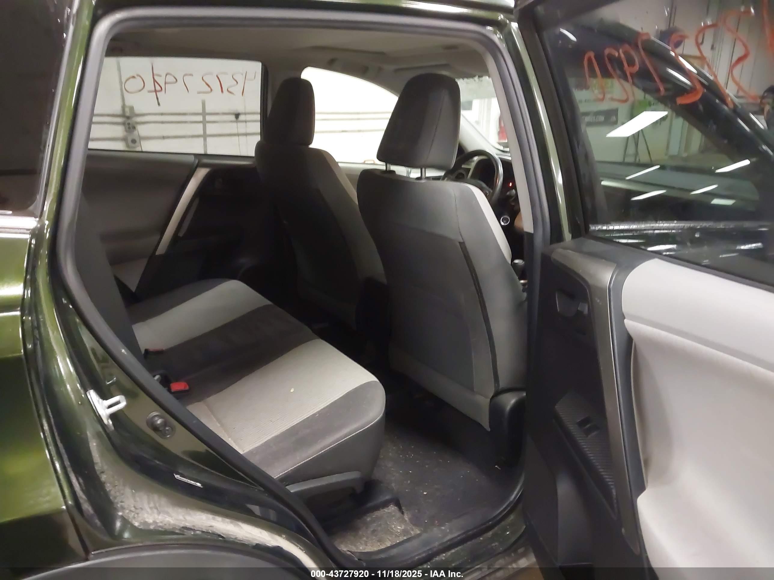 TOYOTA RAV4 image 8