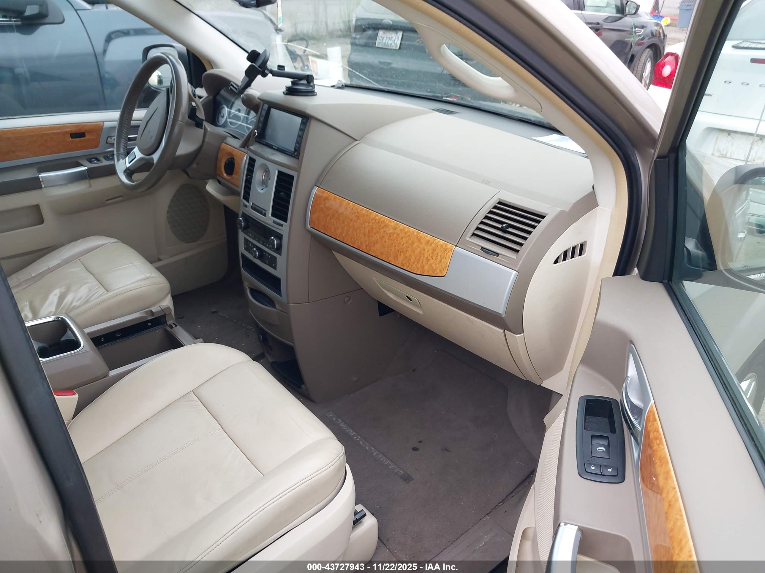 CHRYSLER TOWN image 5
