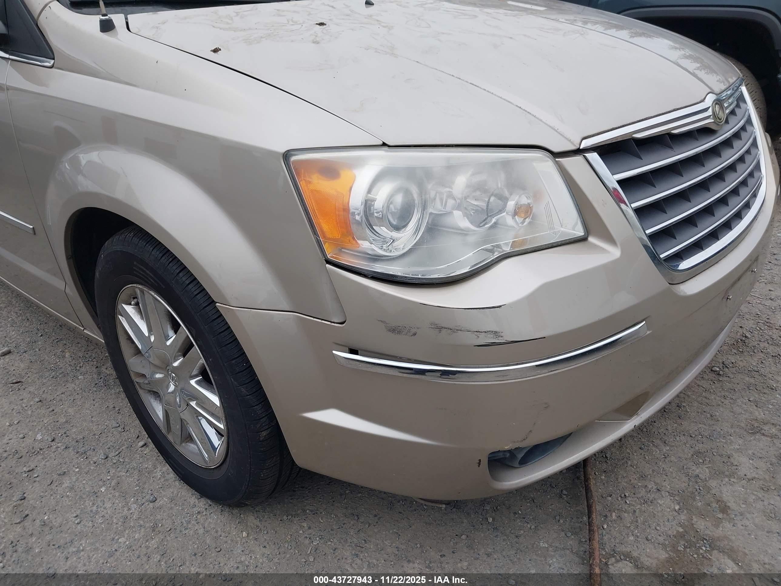 CHRYSLER TOWN image 6