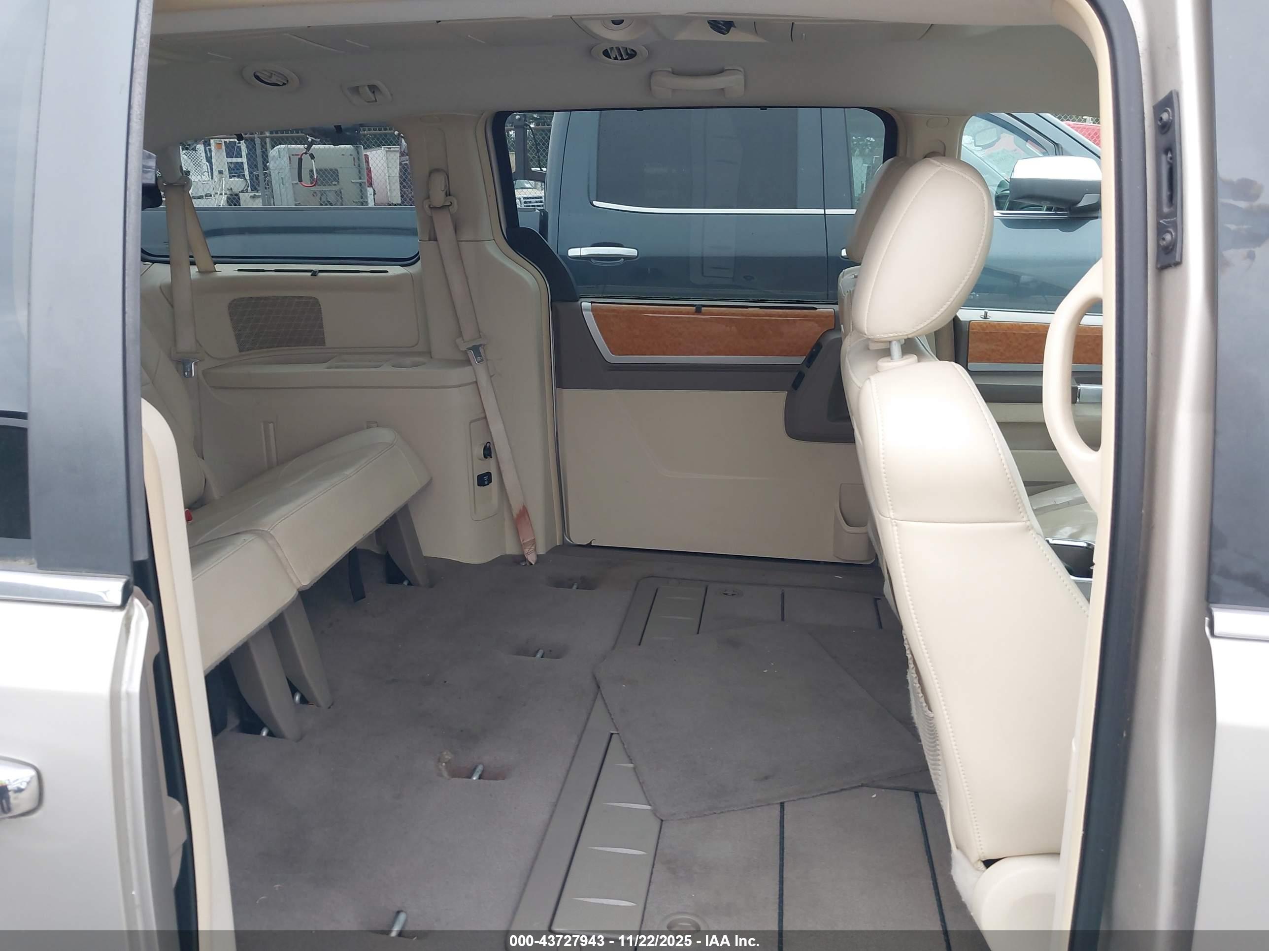 CHRYSLER TOWN image 8