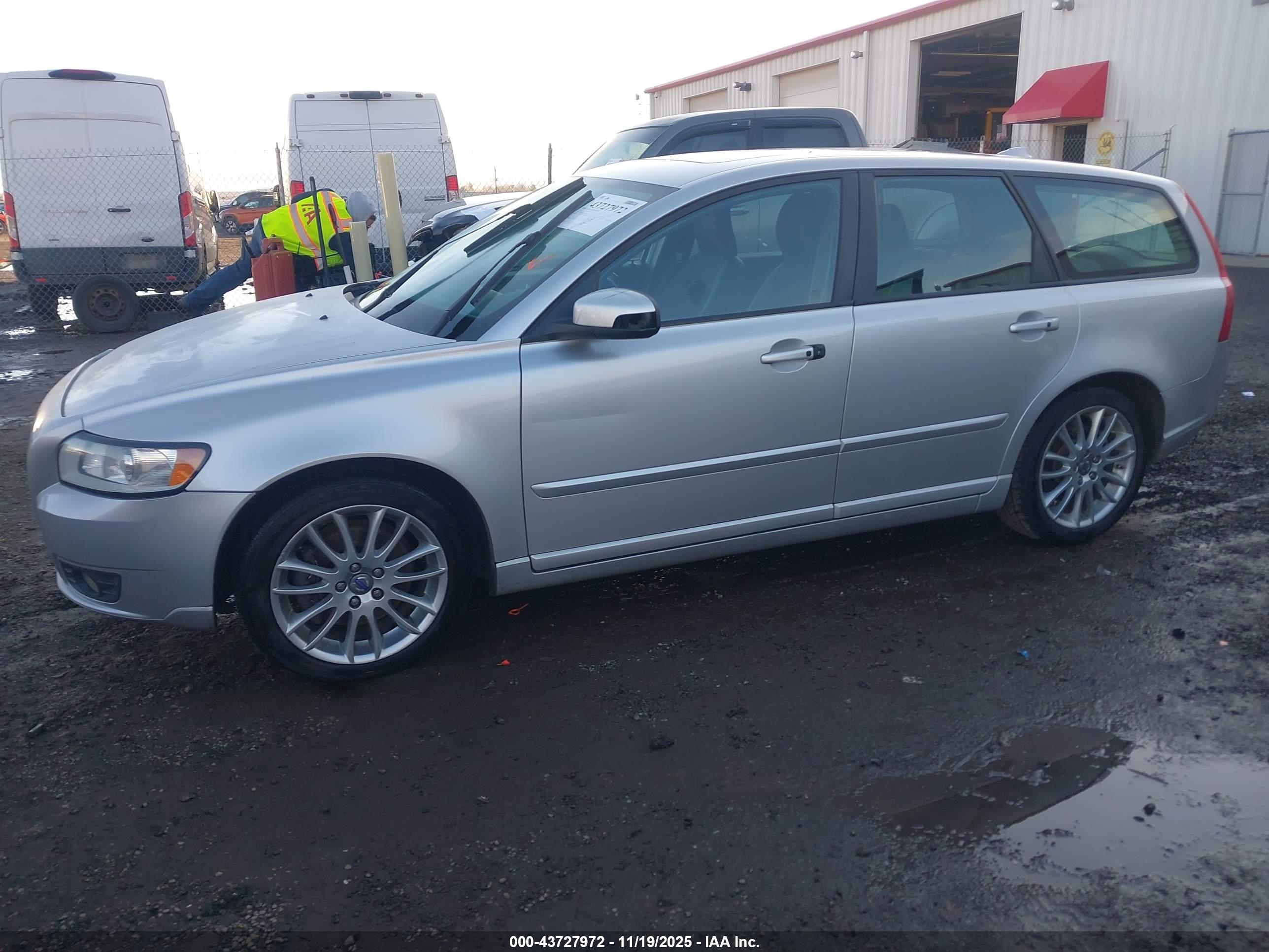 VOLVO V50 image 2