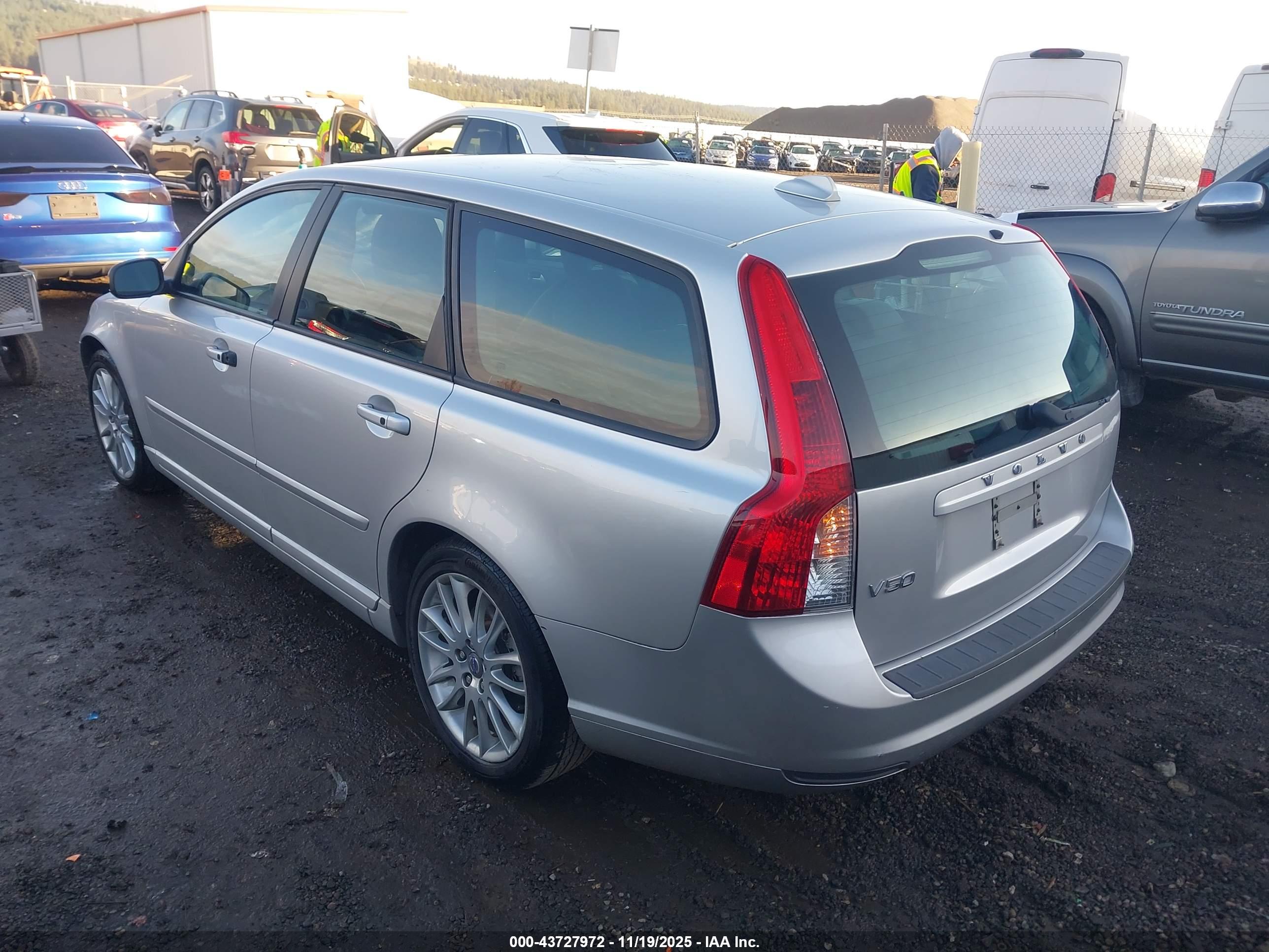 VOLVO V50 image 3