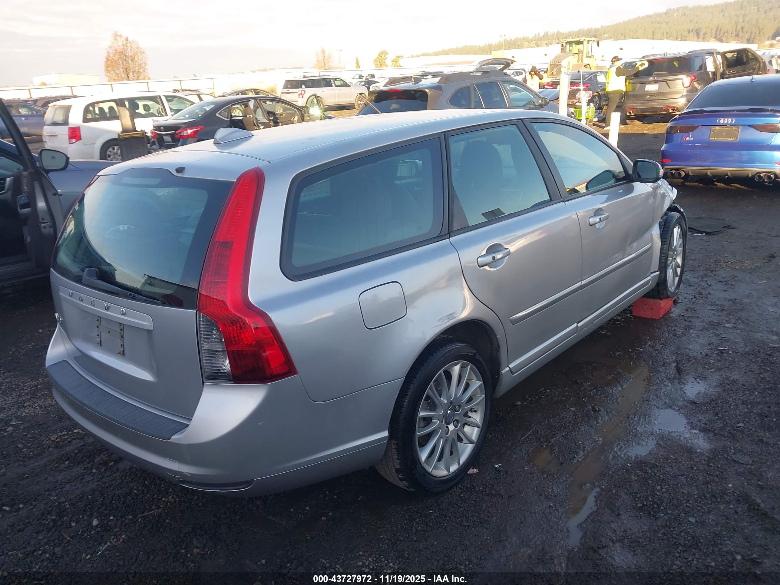 VOLVO V50 image 4