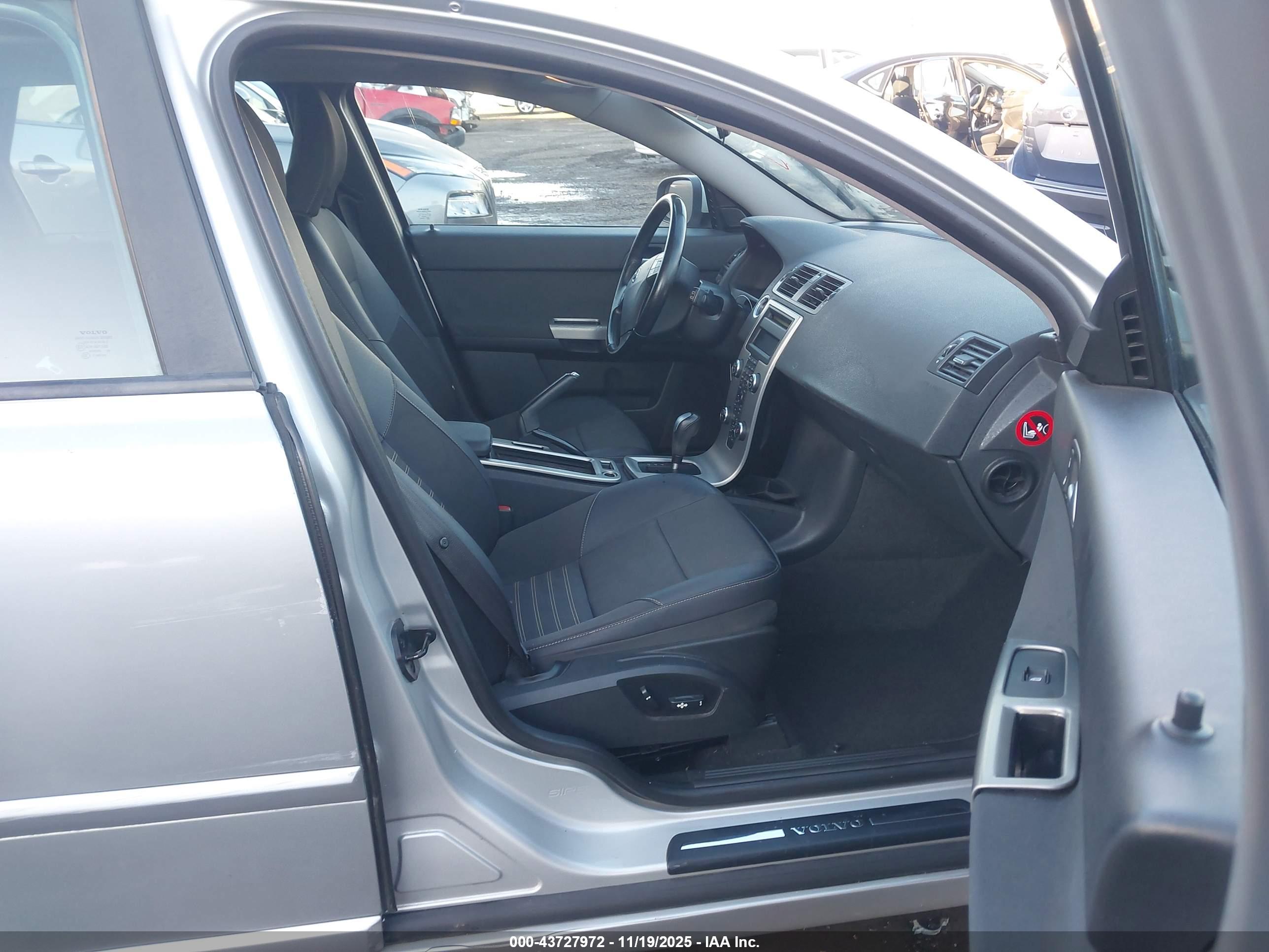 VOLVO V50 image 5