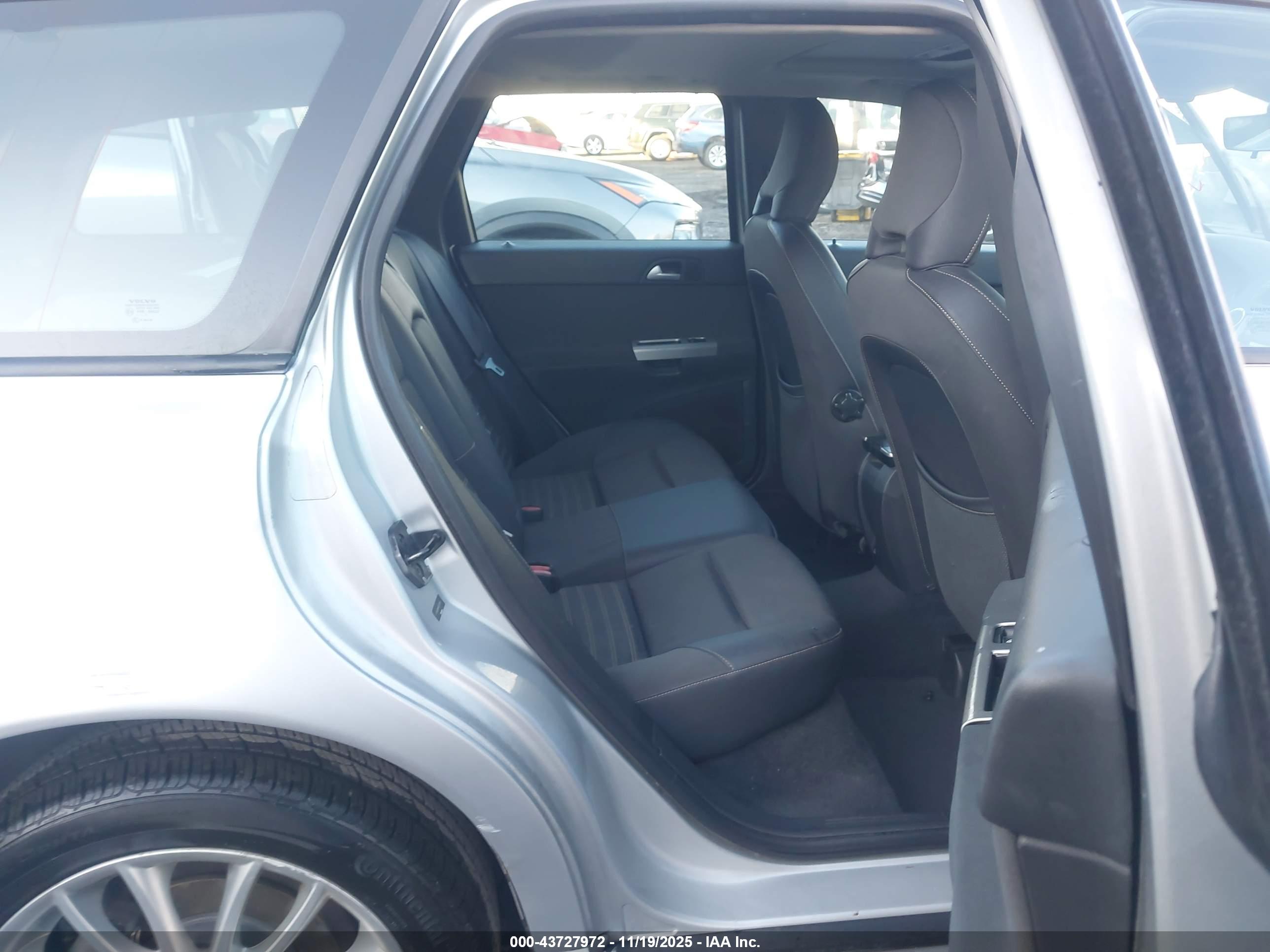 VOLVO V50 image 8
